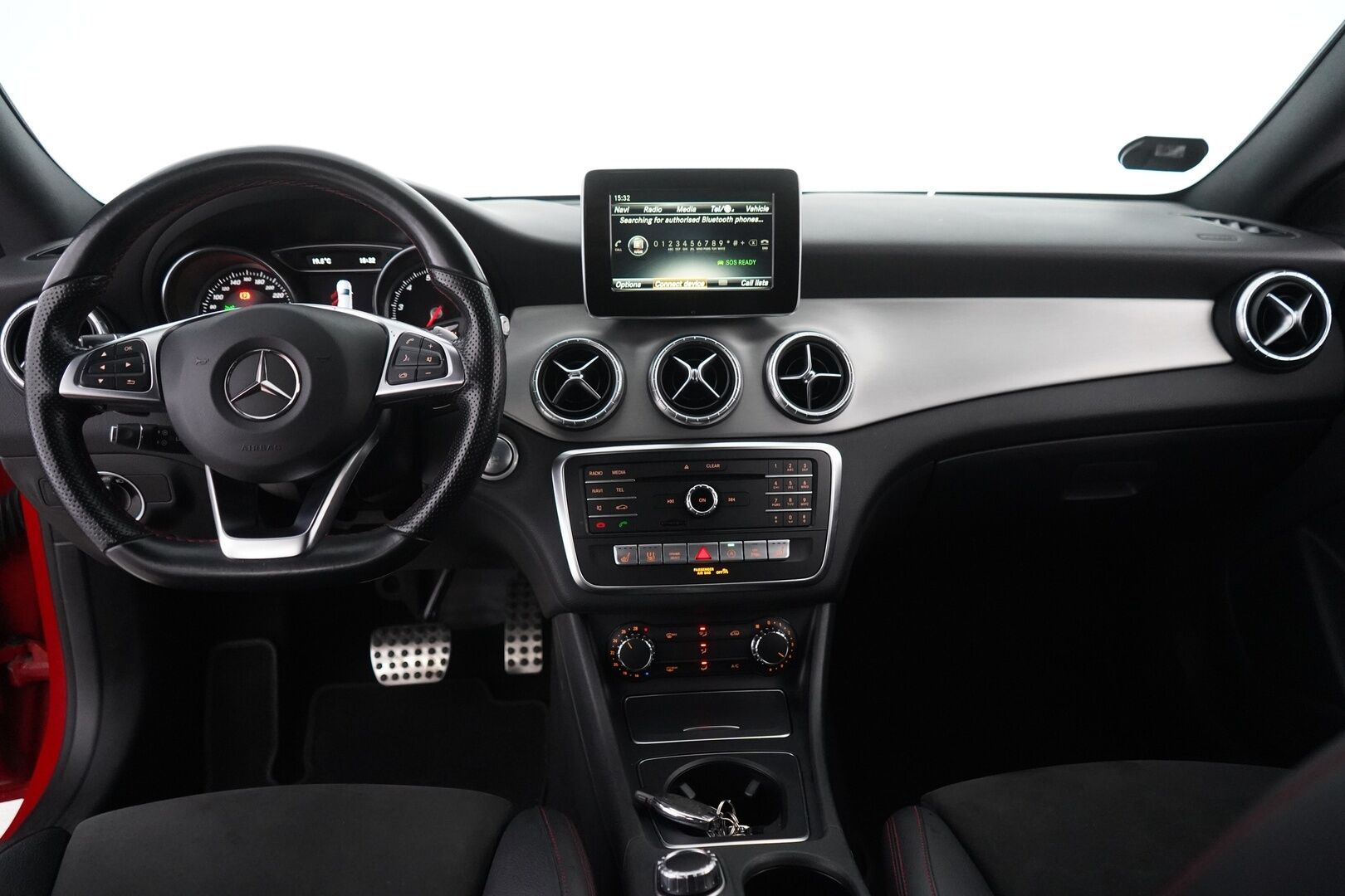 Mercedes-Benz CLA 2016 200 A Shooting Brake Business AMG - Webasto | Premium audio | Kamera | Nahka-alcantara | LED High Performance | Juuri huollettu | Kahdet renkaat alumiinivantein | Särmät huollot