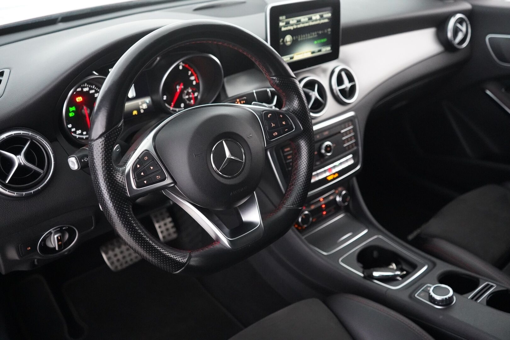 Mercedes-Benz CLA 2016 200 A Shooting Brake Business AMG - Webasto | Premium audio | Kamera | Nahka-alcantara | LED High Performance | Juuri huollettu | Kahdet renkaat alumiinivantein | Särmät huollot