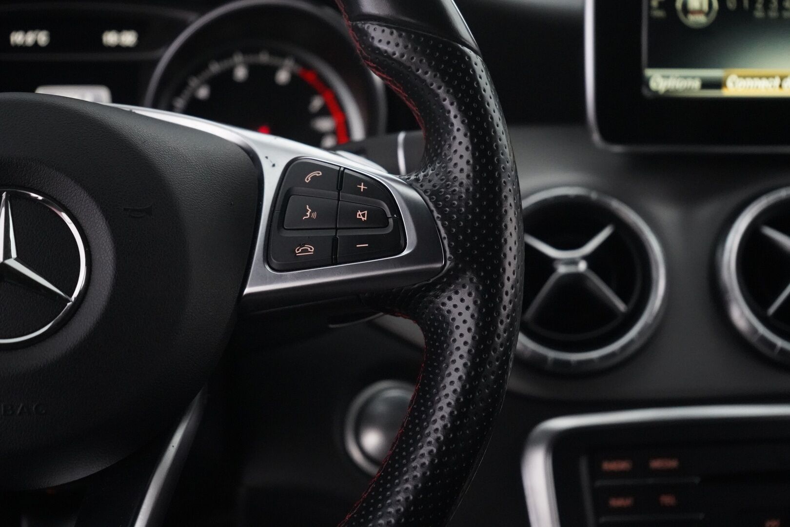 Mercedes-Benz CLA 2016 200 A Shooting Brake Business AMG - Webasto | Premium audio | Kamera | Nahka-alcantara | LED High Performance | Juuri huollettu | Kahdet renkaat alumiinivantein | Särmät huollot