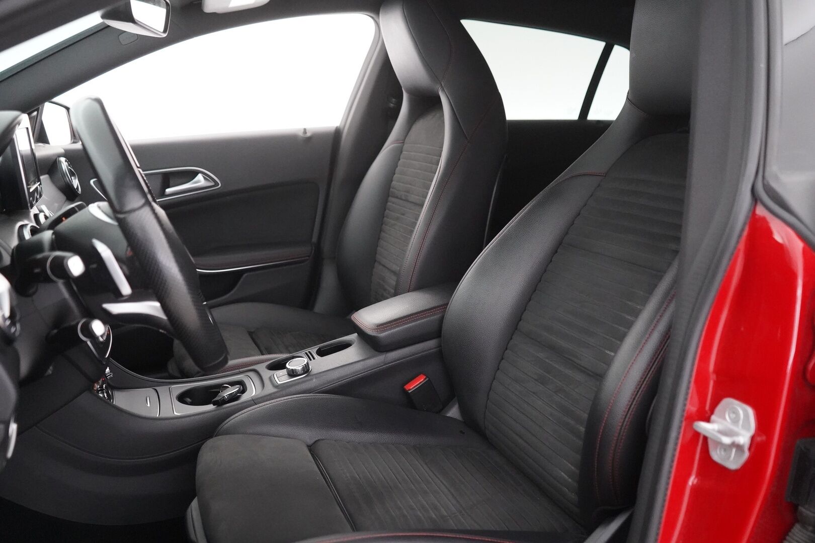 Mercedes-Benz CLA 2016 200 A Shooting Brake Business AMG - Webasto | Premium audio | Kamera | Nahka-alcantara | LED High Performance | Juuri huollettu | Kahdet renkaat alumiinivantein | Särmät huollot