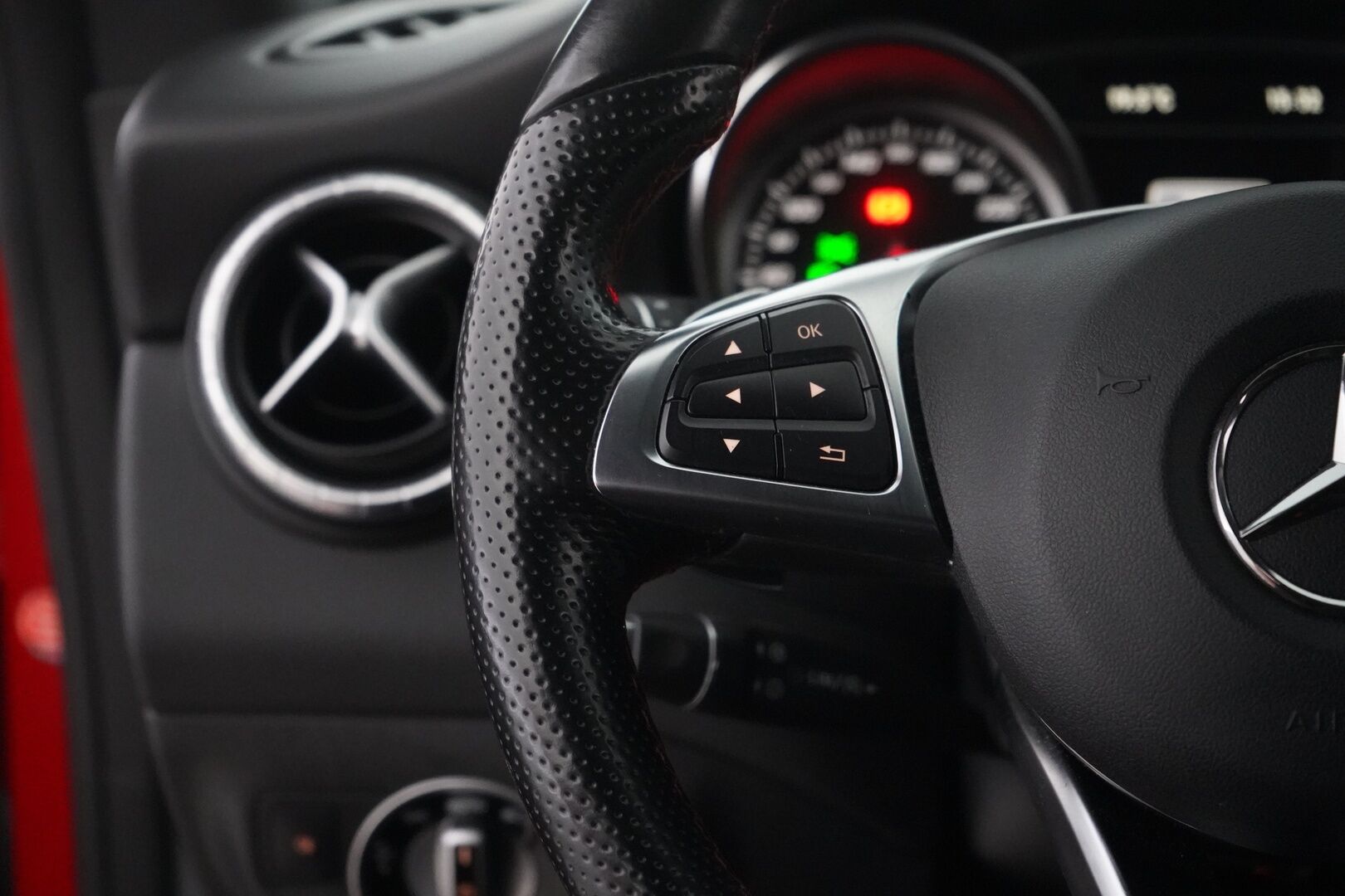 Mercedes-Benz CLA 2016 200 A Shooting Brake Business AMG - Webasto | Premium audio | Kamera | Nahka-alcantara | LED High Performance | Juuri huollettu | Kahdet renkaat alumiinivantein | Särmät huollot