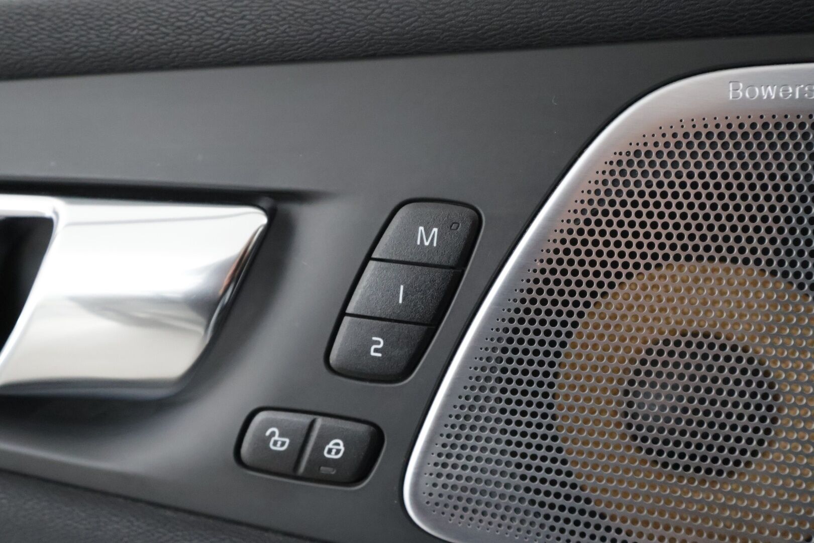 Volvo XC60 2020 T8 TwE AWD Inscription aut * ACC / Panorama / P.kamera / Muistipenkki / Full LED / Koukku / Webasto / B&W / BLIS * - Suomi-auto / Kahdet renkaat aluvanteilla / Merkkihuollettu