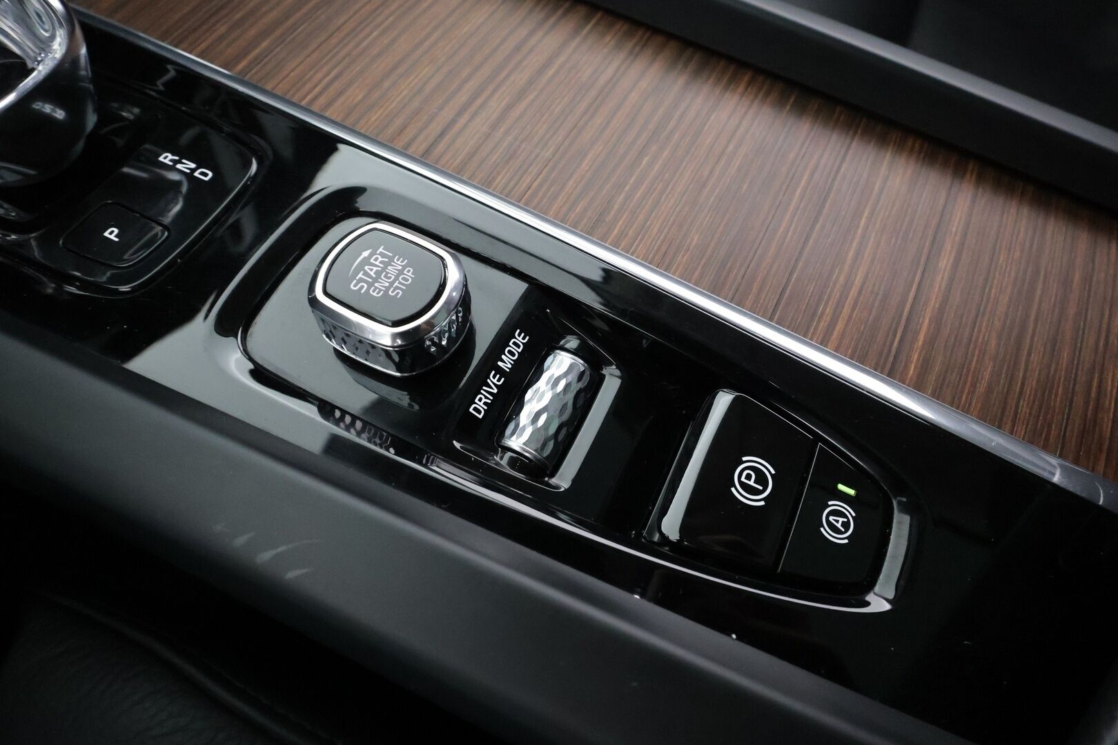 Volvo XC60 2020 T8 TwE AWD Inscription aut * ACC / Panorama / P.kamera / Muistipenkki / Full LED / Koukku / Webasto / B&W / BLIS * - Suomi-auto / Kahdet renkaat aluvanteilla / Merkkihuollettu