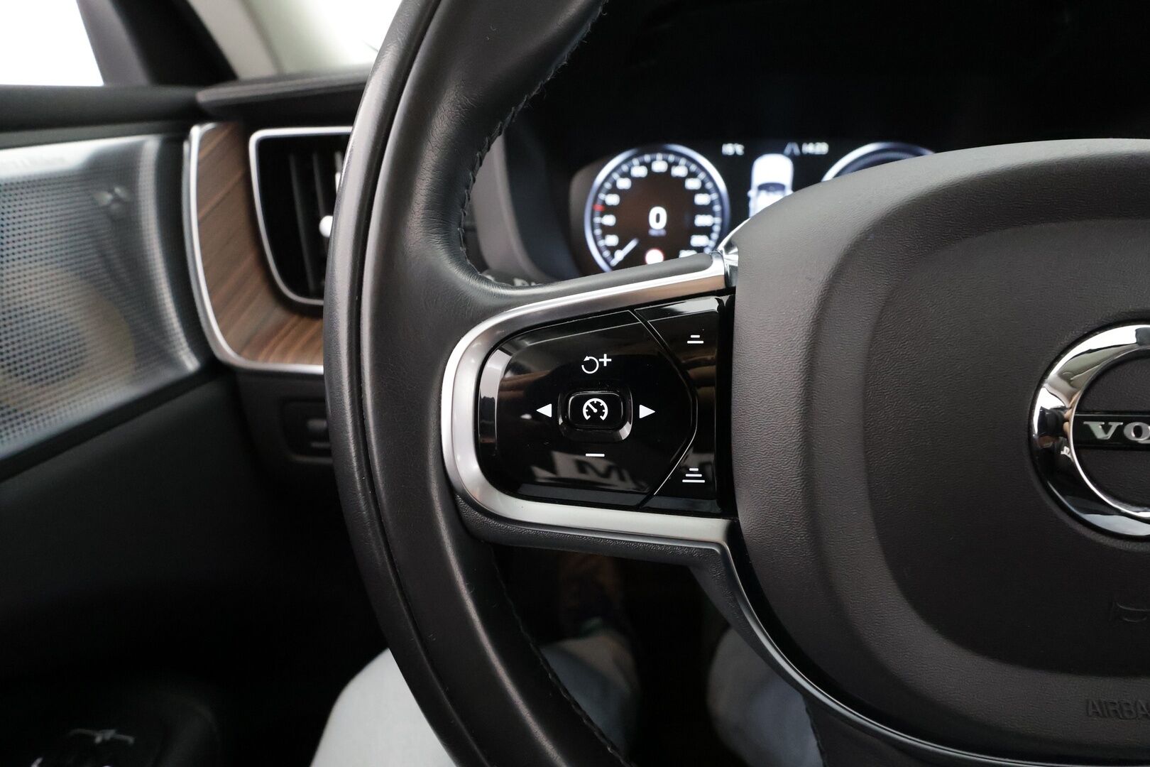 Volvo XC60 2020 T8 TwE AWD Inscription aut * ACC / Panorama / P.kamera / Muistipenkki / Full LED / Koukku / Webasto / B&W / BLIS * - Suomi-auto / Kahdet renkaat aluvanteilla / Merkkihuollettu