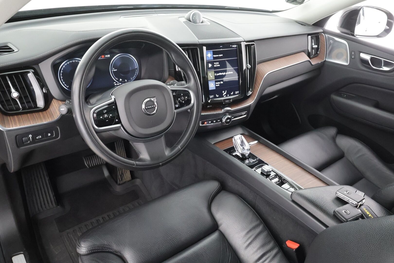 Volvo XC60 2020 T8 TwE AWD Inscription aut * ACC / Panorama / P.kamera / Muistipenkki / Full LED / Koukku / Webasto / B&W / BLIS * - Suomi-auto / Kahdet renkaat aluvanteilla / Merkkihuollettu