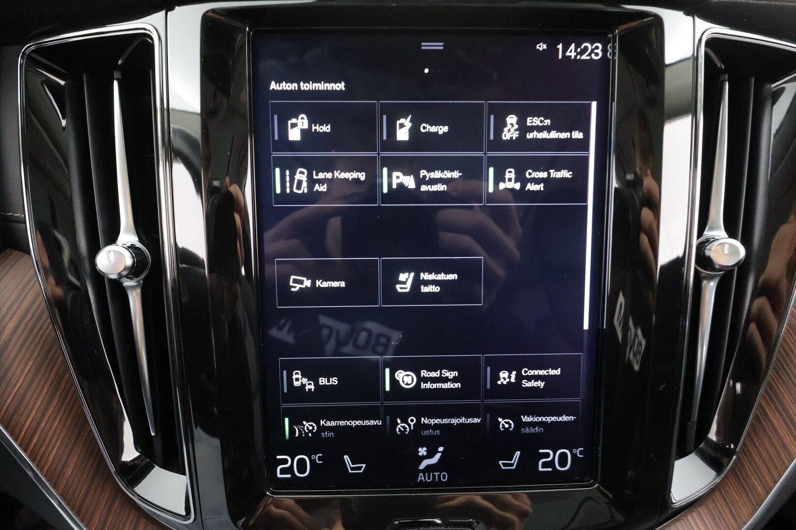 Volvo XC60 2020 T8 TwE AWD Inscription aut * ACC / Panorama / P.kamera / Muistipenkki / Full LED / Koukku / Webasto / B&W / BLIS * - Suomi-auto / Kahdet renkaat aluvanteilla / Merkkihuollettu