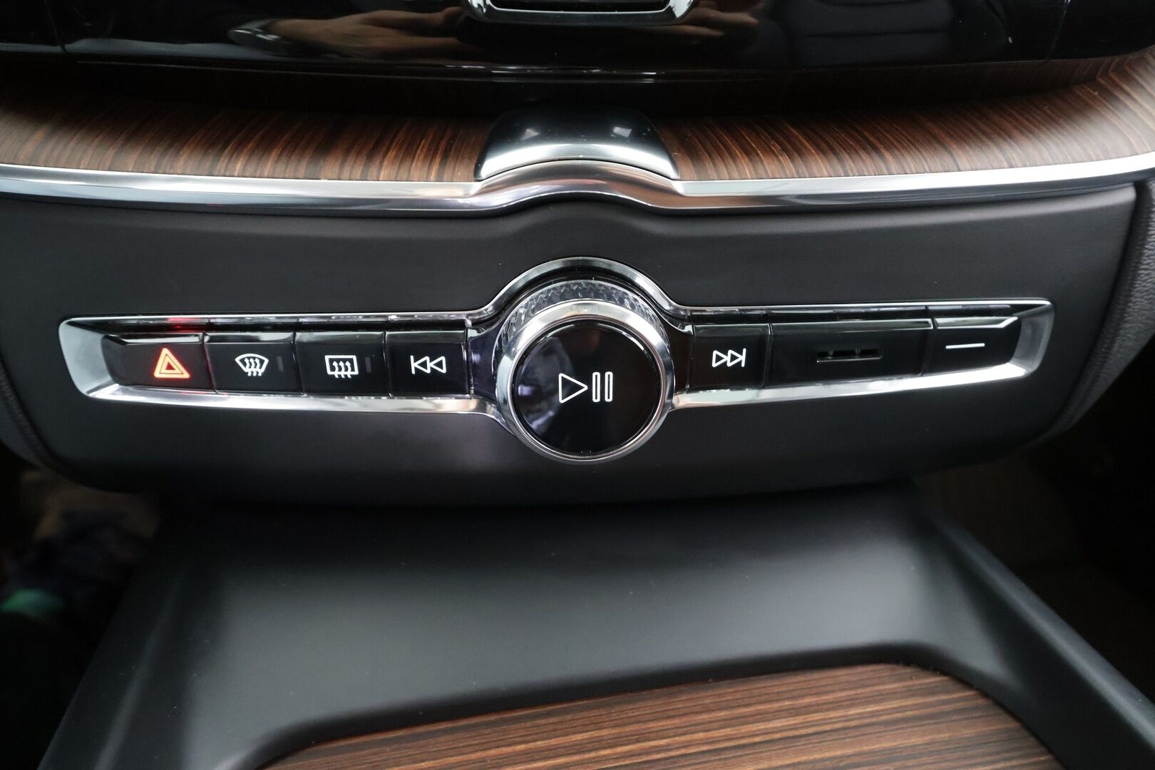 Volvo XC60 2020 T8 TwE AWD Inscription aut * ACC / Panorama / P.kamera / Muistipenkki / Full LED / Koukku / Webasto / B&W / BLIS * - Suomi-auto / Kahdet renkaat aluvanteilla / Merkkihuollettu
