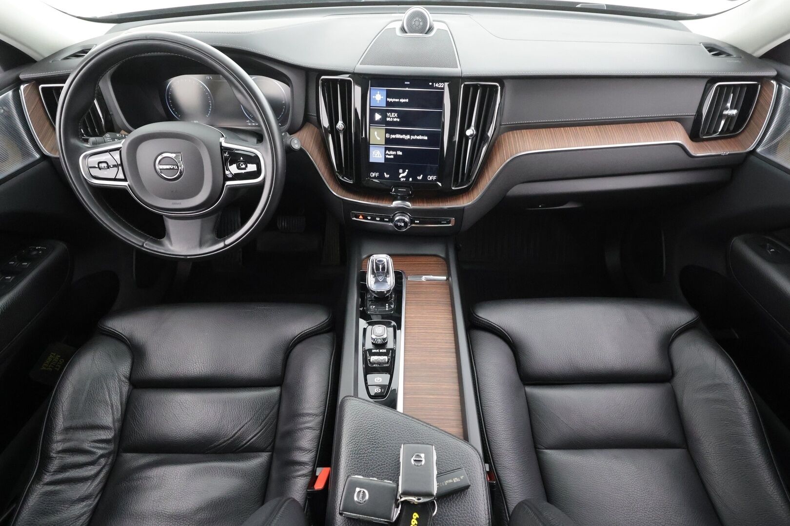 Volvo XC60 2020 T8 TwE AWD Inscription aut * ACC / Panorama / P.kamera / Muistipenkki / Full LED / Koukku / Webasto / B&W / BLIS * - Suomi-auto / Kahdet renkaat aluvanteilla / Merkkihuollettu