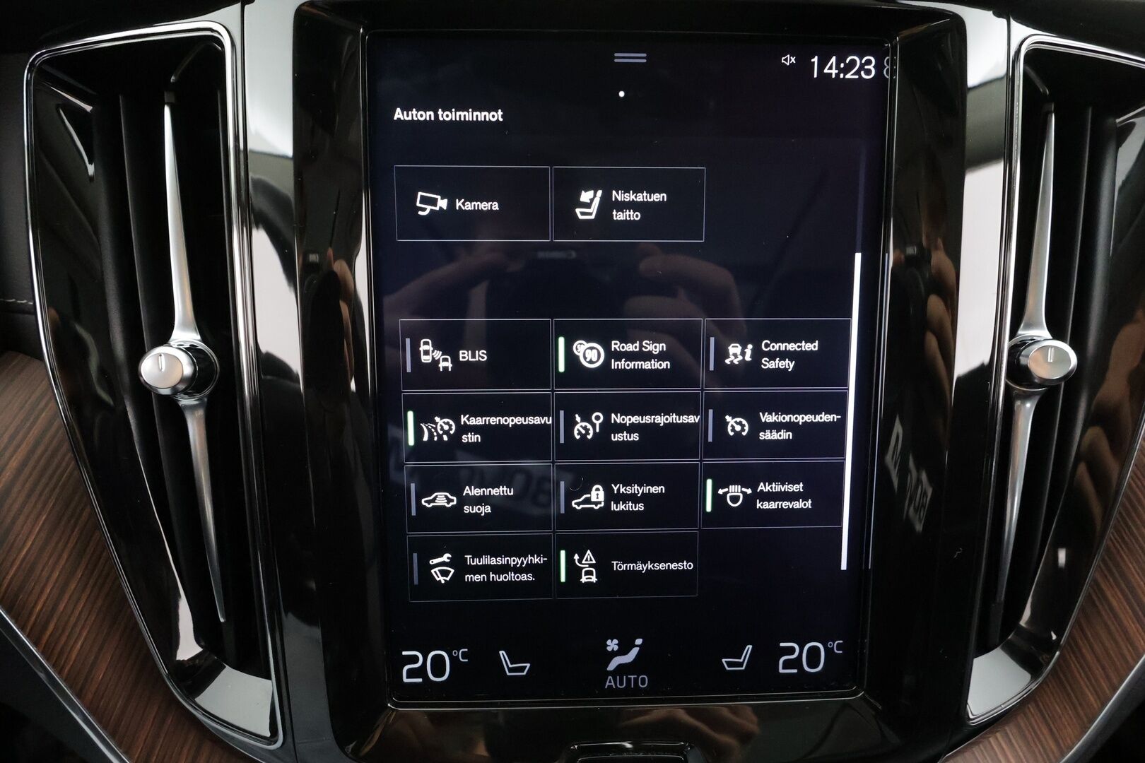 Volvo XC60 2020 T8 TwE AWD Inscription aut * ACC / Panorama / P.kamera / Muistipenkki / Full LED / Koukku / Webasto / B&W / BLIS * - Suomi-auto / Kahdet renkaat aluvanteilla / Merkkihuollettu