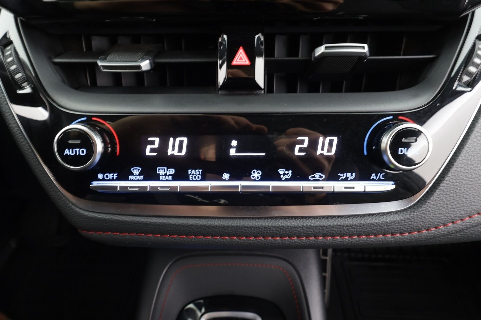 Toyota Corolla 2020 Touring Sports 1,8 Hybrid Style -  | ACC | Kaistavahti | Lohko+Sisä | P.Kamera | Sporttipenkit | Navi | LED | Ratinlämmitin | Keyless | Sähköluukku | Suomi-auto | Kahdet renkaat aluvanteilla | Merkkihuollettu | 