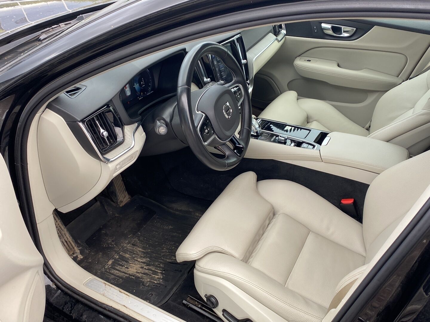 Volvo V60 2020 T8 TwE AWD Inscription aut * 1.OM Suomiauto / Webasto / Adapt.vakkari / Vaaleat nahat / P-kamera / High.Perf Audio / Sensus-Navi / Muistipenkki! - Merkkihuollot / 2x hyvät renkaat / Huippusiisti!