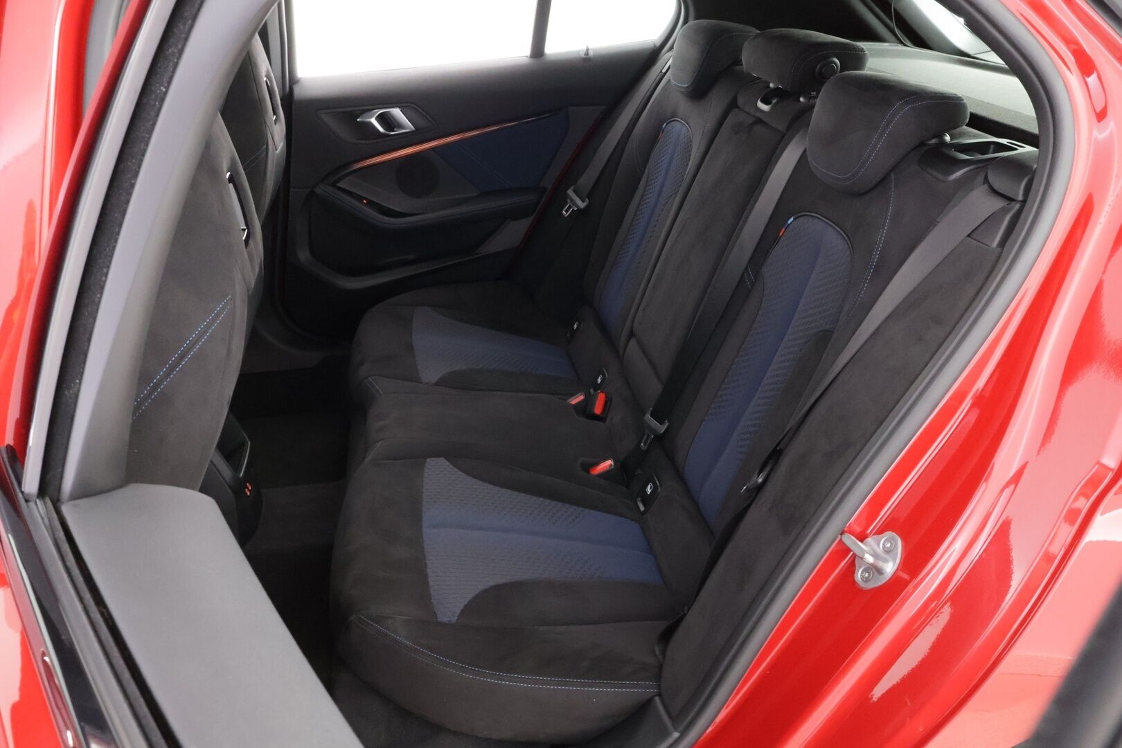 BMW 120 2020 F40 Hatchback 120d xDrive A Business M Sport * Vetokoukku / HiFi / Kangas-Alcantara Sporttipenkit / Professional Navi / LED - Suomiauto / Melbourne Red / Vakkari!
