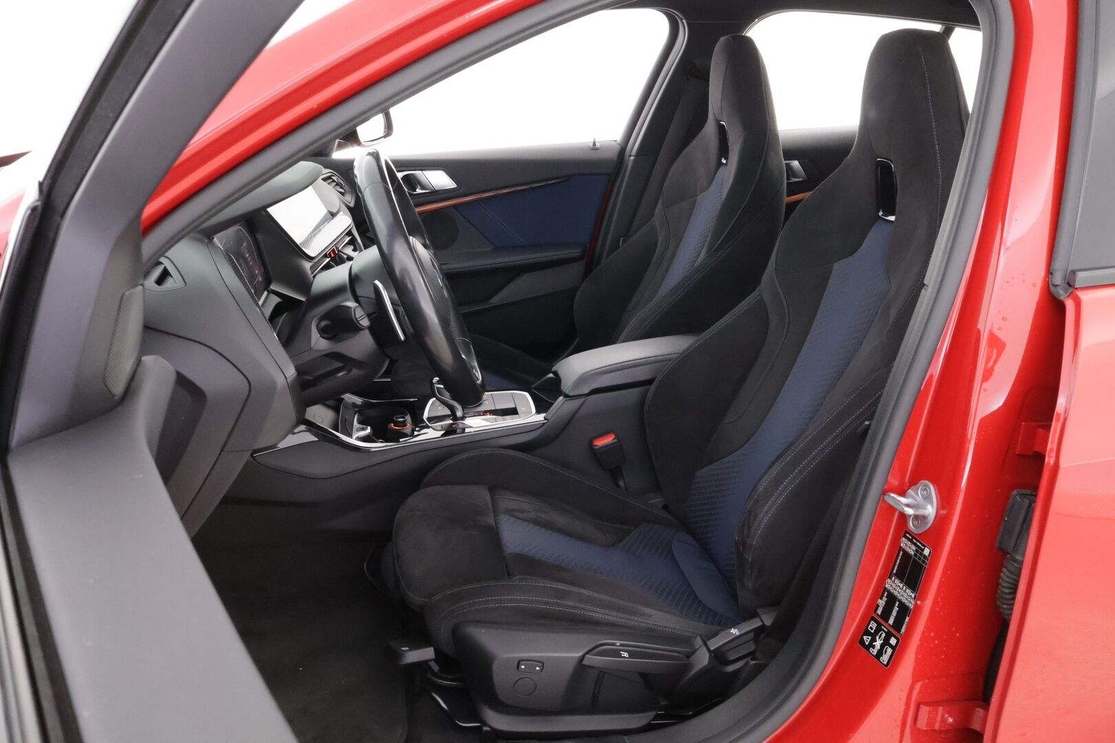BMW 120 2020 F40 Hatchback 120d xDrive A Business M Sport * Vetokoukku / HiFi / Kangas-Alcantara Sporttipenkit / Professional Navi / LED - Suomiauto / Melbourne Red / Vakkari!