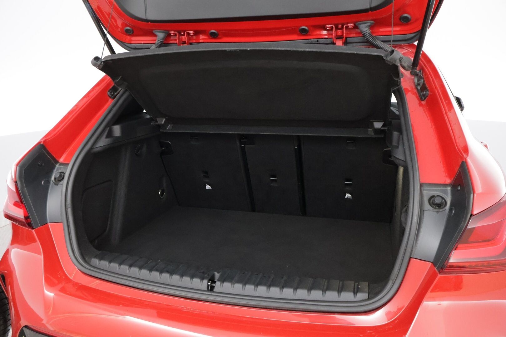 BMW 120 2020 F40 Hatchback 120d xDrive A Business M Sport * Vetokoukku / HiFi / Kangas-Alcantara Sporttipenkit / Professional Navi / LED - Suomiauto / Melbourne Red / Vakkari!