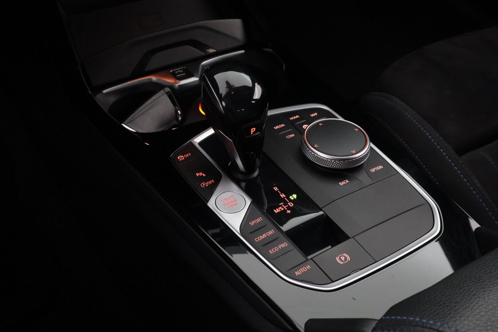 BMW 120 2020 F40 Hatchback 120d xDrive A Business M Sport * Vetokoukku / HiFi / Kangas-Alcantara Sporttipenkit / Professional Navi / LED - Suomiauto / Melbourne Red / Vakkari!