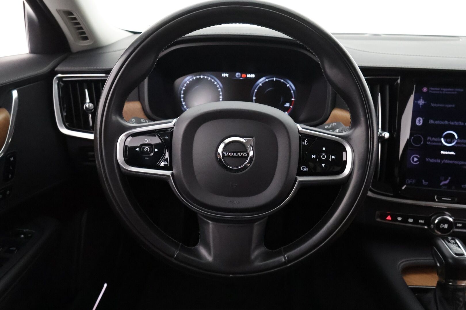 Volvo V90 2020 D4 AWD Business Inscription aut - Webasto / HUD / Adapt. Vakkari  / 360° Kamera / Koukku / Sporttipenkki muistilla / KeylessGo / Navi / Apple&android