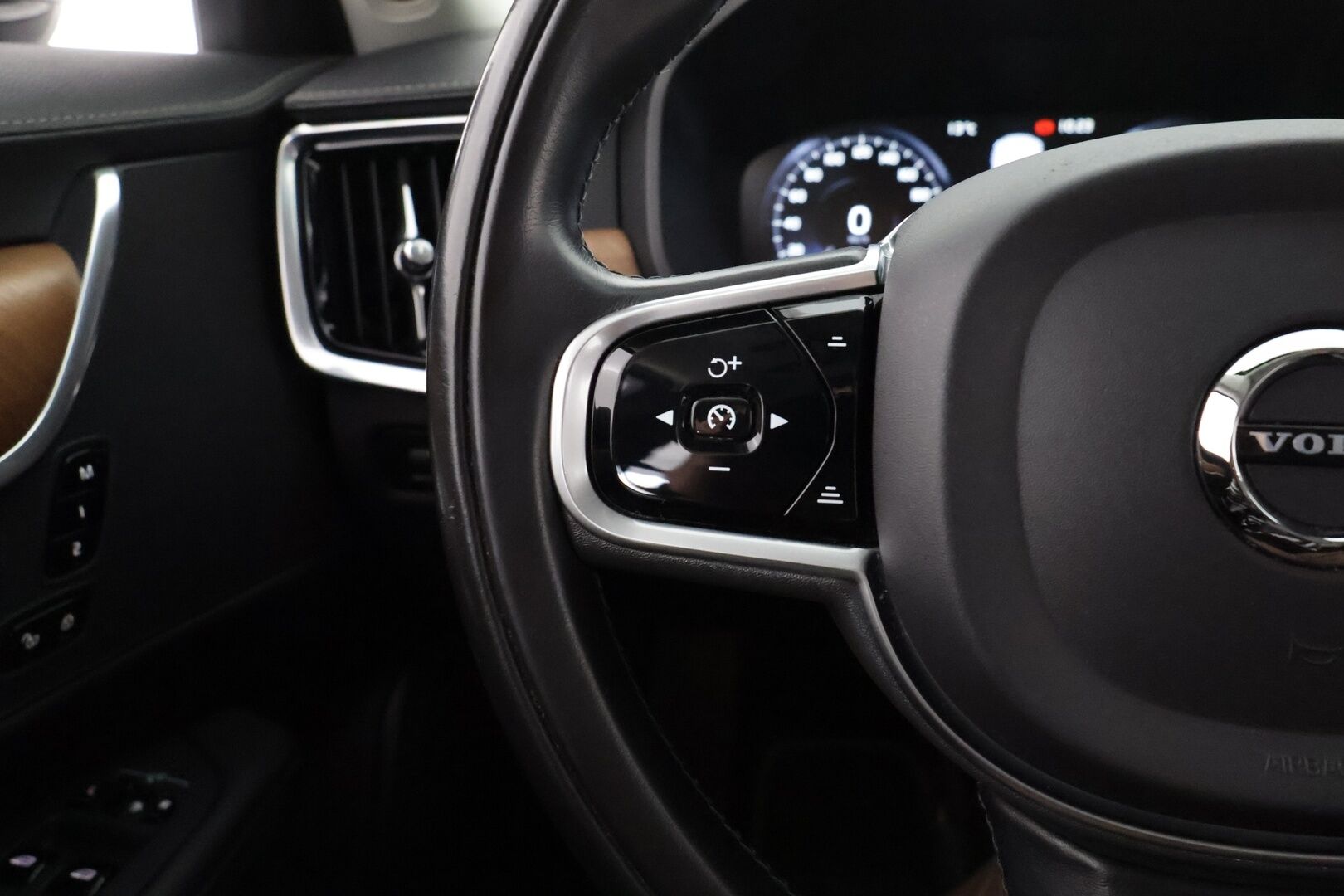 Volvo V90 2020 D4 AWD Business Inscription aut - Webasto / HUD / Adapt. Vakkari  / 360° Kamera / Koukku / Sporttipenkki muistilla / KeylessGo / Navi / Apple&android
