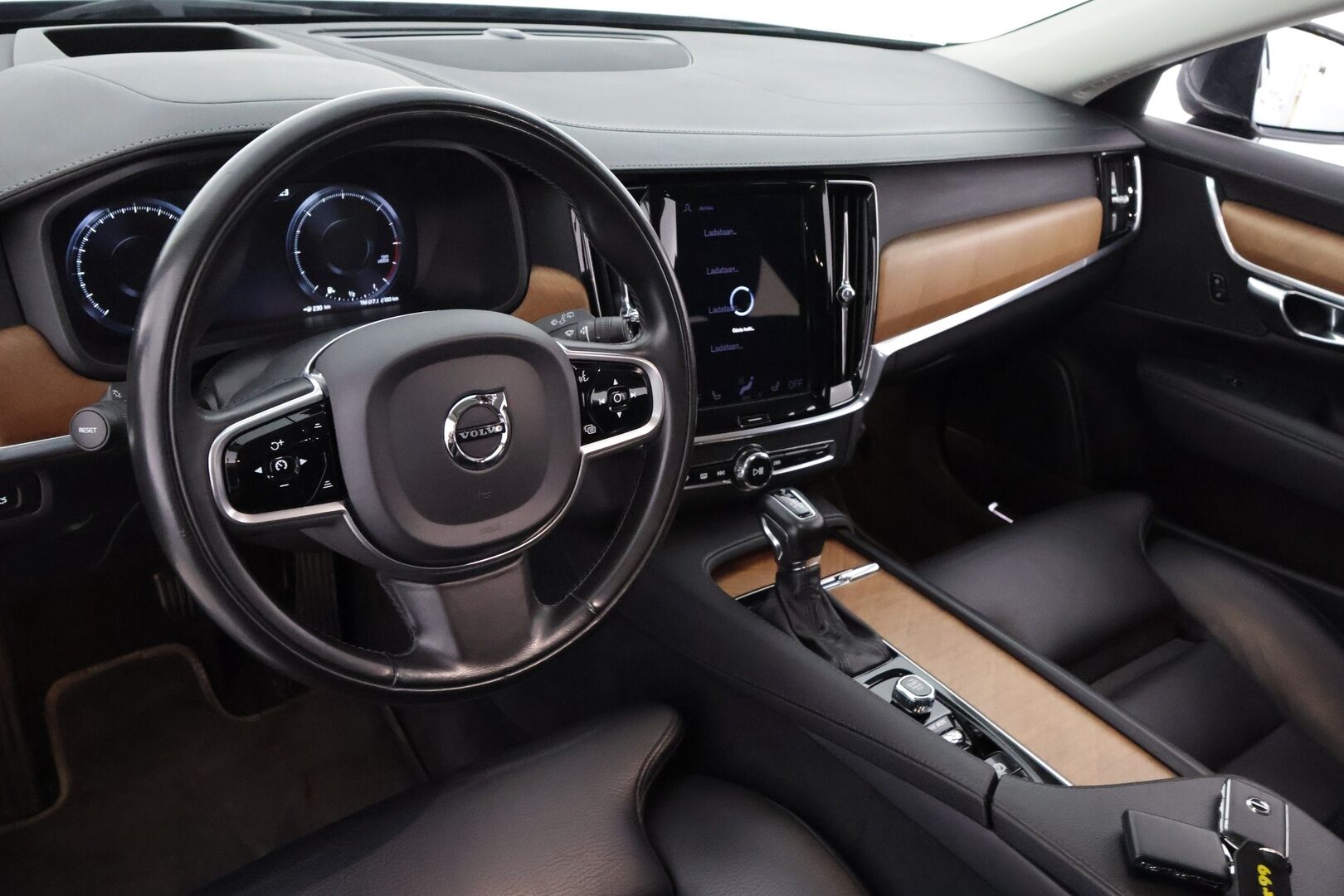 Volvo V90 2020 D4 AWD Business Inscription aut - Webasto / HUD / Adapt. Vakkari  / 360° Kamera / Koukku / Sporttipenkki muistilla / KeylessGo / Navi / Apple&android