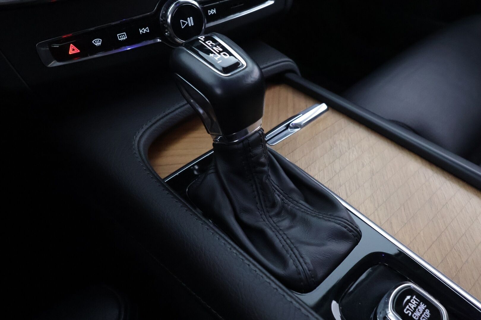 Volvo V90 2020 D4 AWD Business Inscription aut - Webasto / HUD / Adapt. Vakkari  / 360° Kamera / Koukku / Sporttipenkki muistilla / KeylessGo / Navi / Apple&android