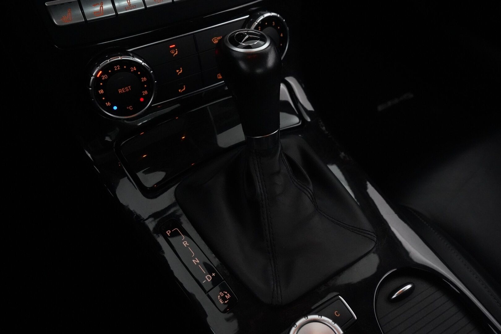 Mercedes-Benz SLK 2012 250 BE A AMG - Harman Kardon | BRABUS Penkit | Lasikatto | Air Scarf | Vakkari | BT | Juuri katsastettu | Hyvät huollot