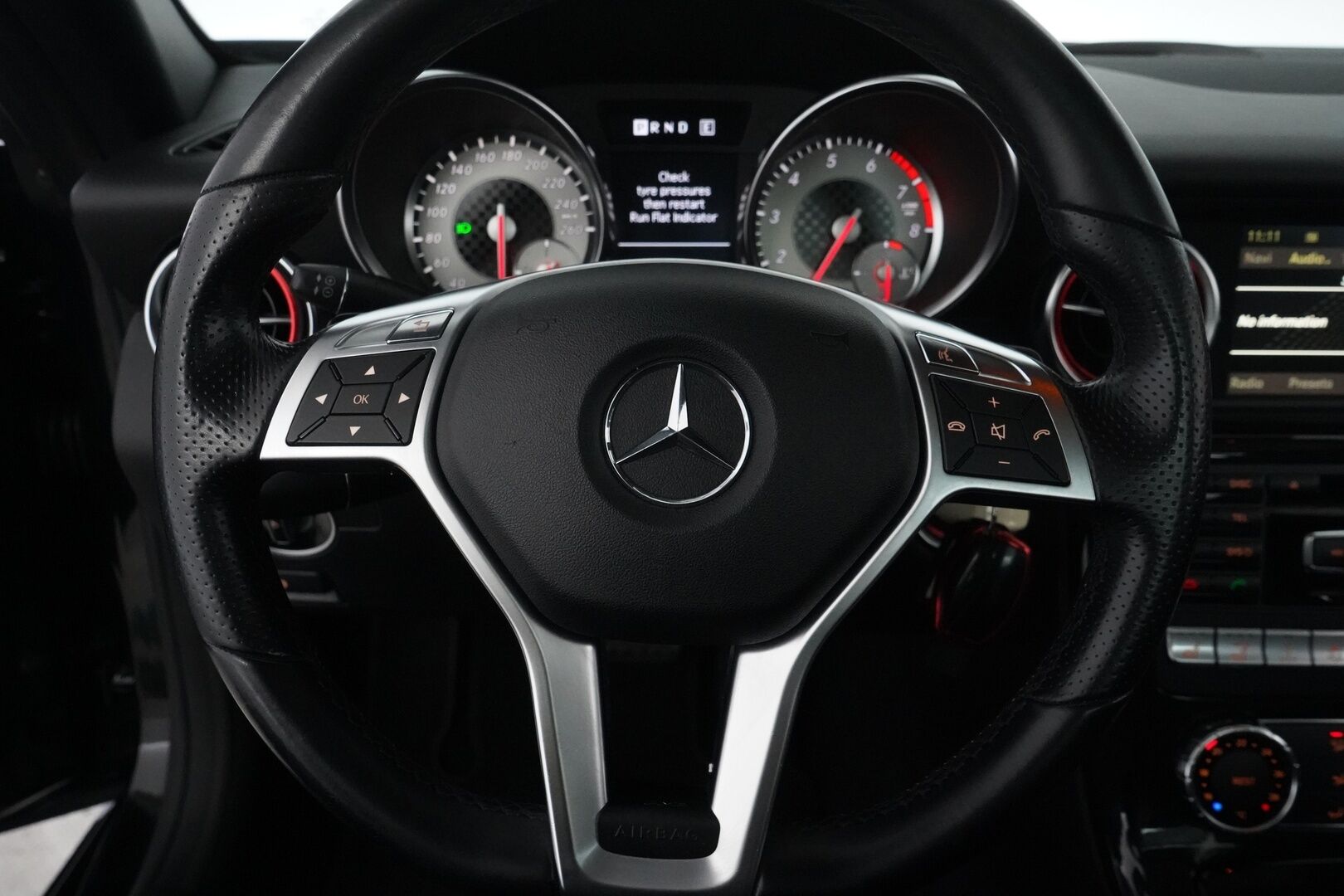 Mercedes-Benz SLK 2012 250 BE A AMG - Harman Kardon | BRABUS Penkit | Lasikatto | Air Scarf | Vakkari | BT | Juuri katsastettu | Hyvät huollot