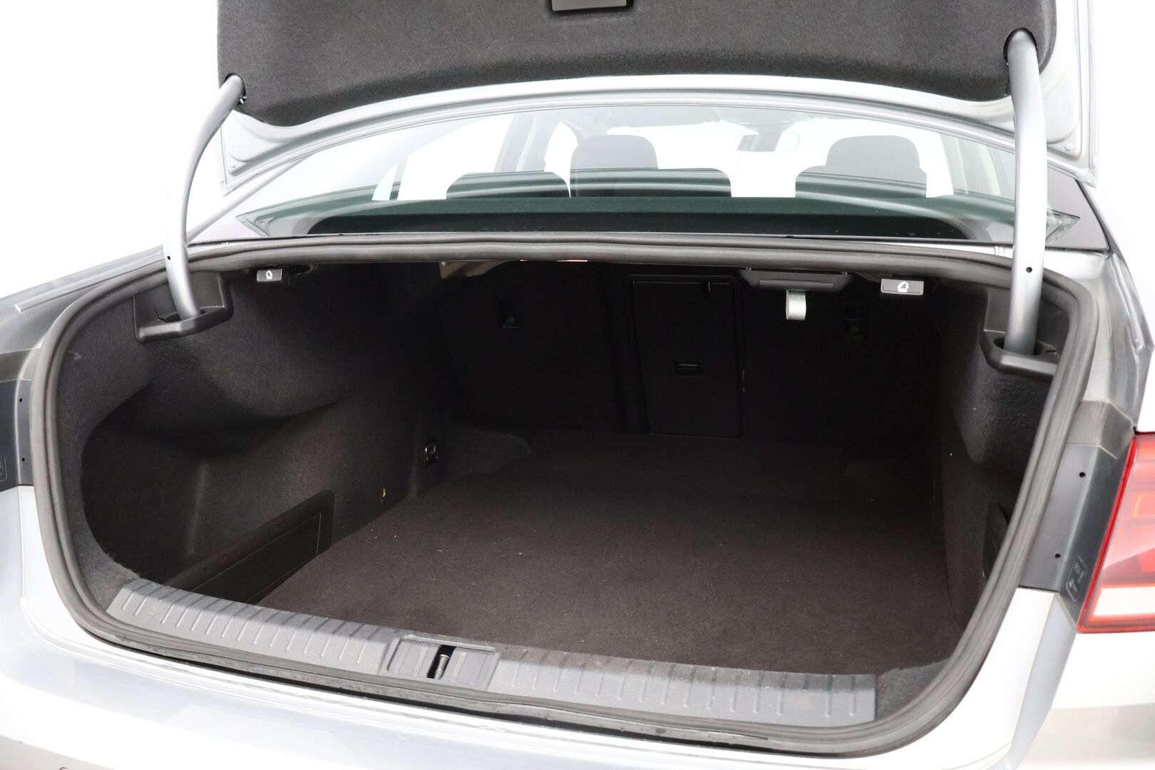 Volkswagen Passat 2020 Sedan Style 1,5 TSI EVO 110 kW DSG-automaatti * Webasto / Adapt.Vakkari / Peruutuskamera / Vetokoukku / KeylessGo - Suomiauto / LED / Huippuvarusteet!
