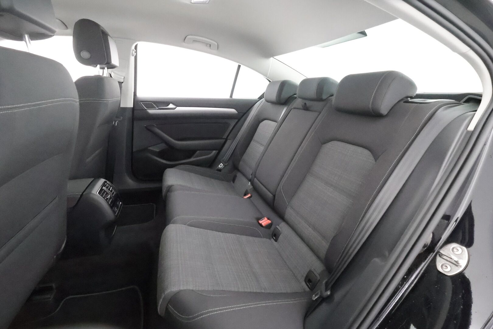 Volkswagen Passat 2020 Sedan Style 1,5 TSI EVO 110 kW DSG-automaatti - Webasto | Suomi-auto | ACC | Koukku | Carplay | KeylessGo | LED