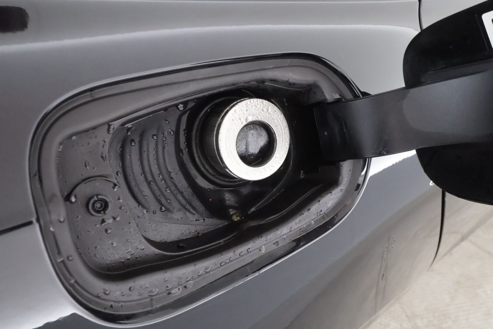 Volvo V90 2017 D4 Business aut * Webasto / Koukku / ACC / LED / P.tutka / Kaistavahti * - Kahdet renkaat