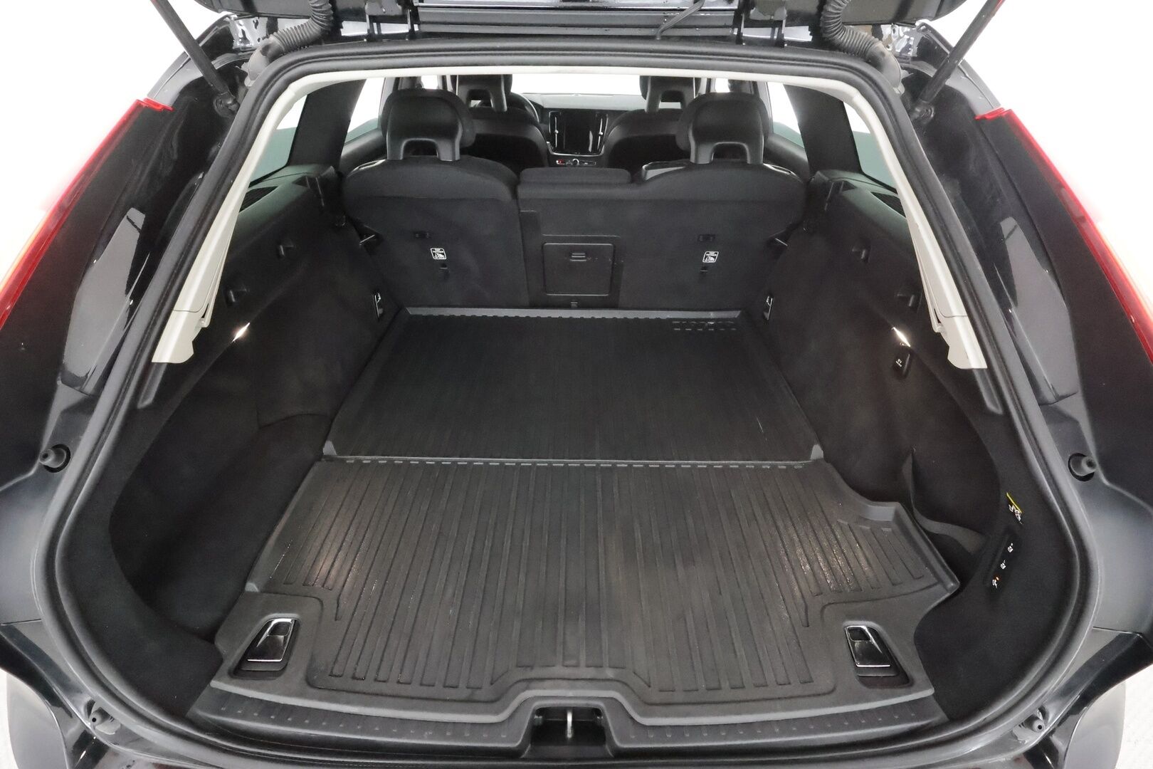 Volvo V90 2017 D4 Business aut * Webasto / Koukku / ACC / LED / P.tutka / Kaistavahti * - Kahdet renkaat