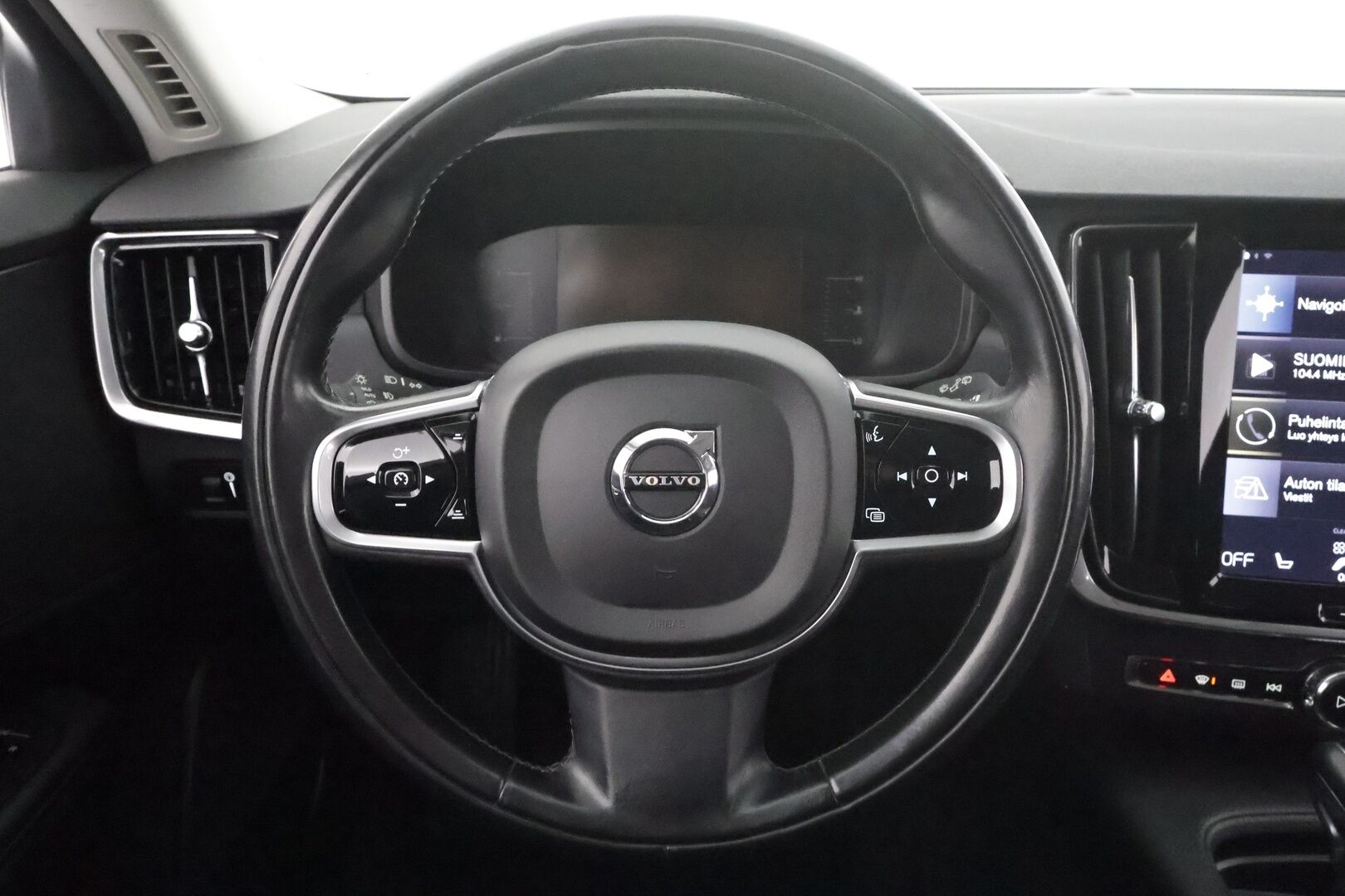 Volvo V90 2017 D4 Business aut * Webasto / Koukku / ACC / LED / P.tutka / Kaistavahti * - Kahdet renkaat