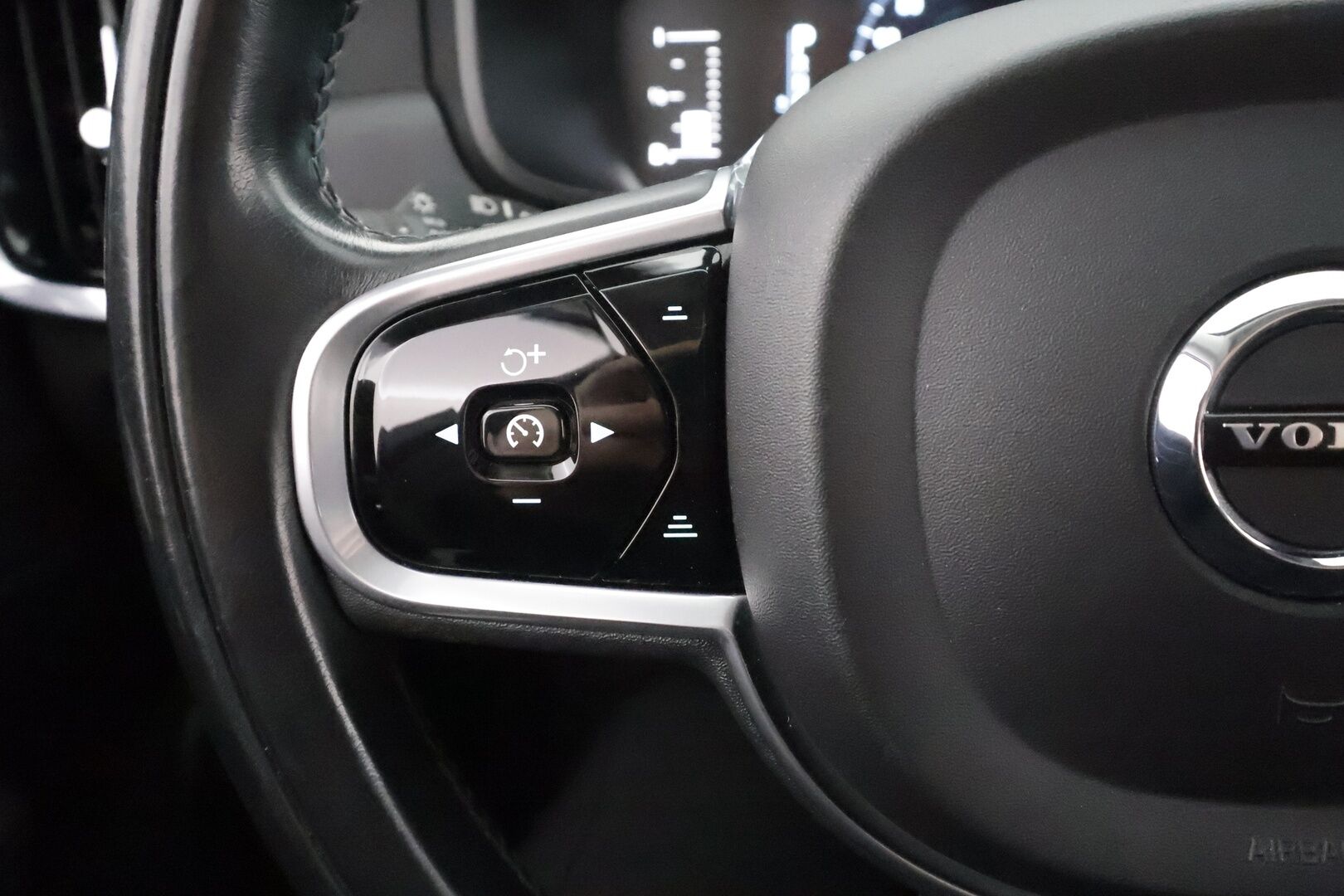 Volvo V90 2017 D4 Business aut * Webasto / Koukku / ACC / LED / P.tutka / Kaistavahti * - Kahdet renkaat