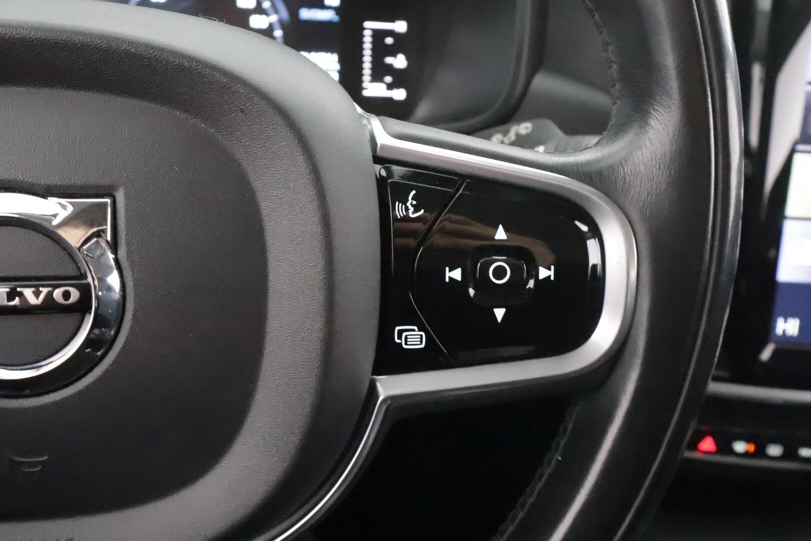 Volvo V90 2017 D4 Business aut * Webasto / Koukku / ACC / LED / P.tutka / Kaistavahti * - Kahdet renkaat