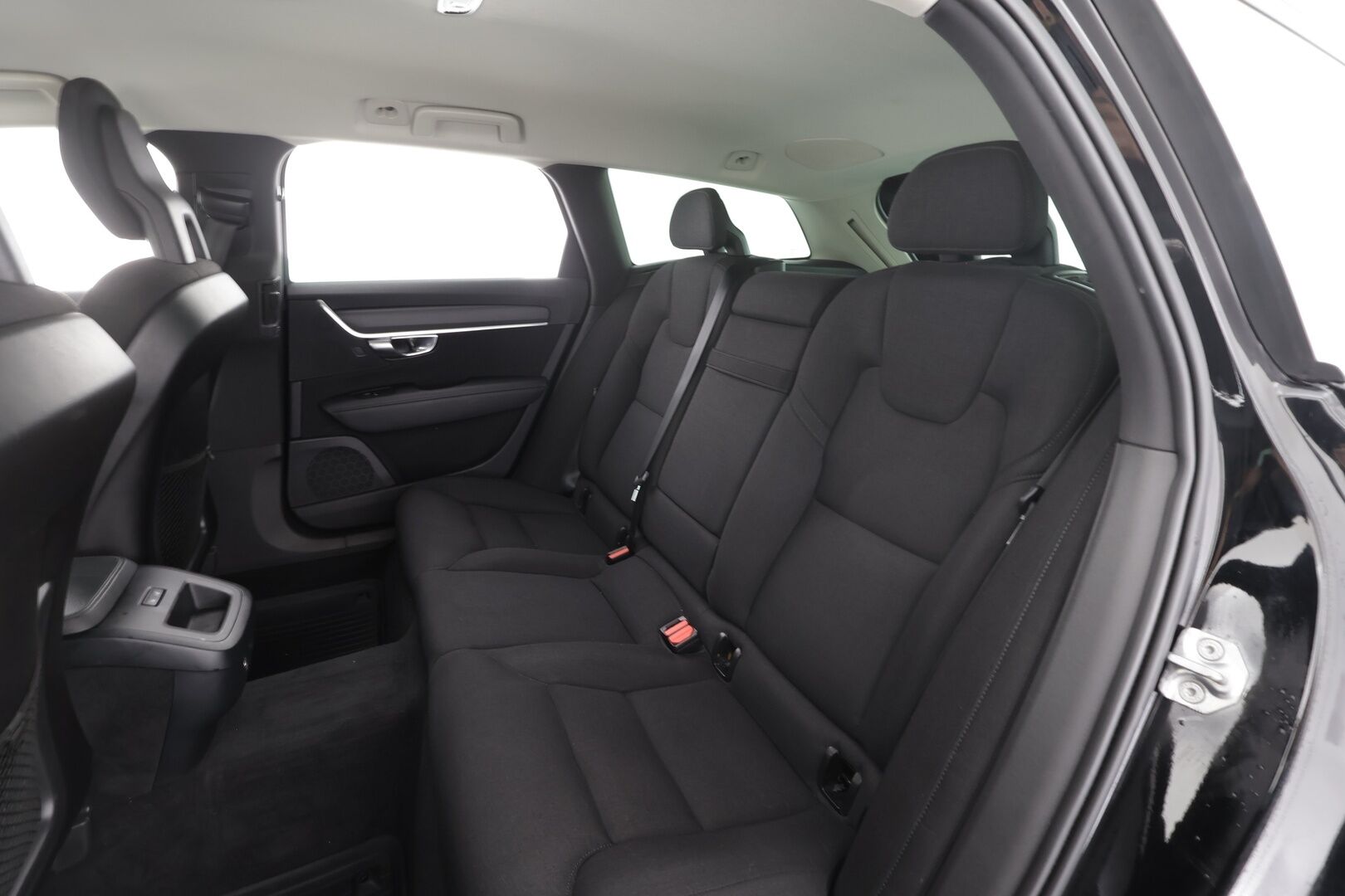 Volvo V90 2017 D4 Business aut * Webasto / Koukku / ACC / LED / P.tutka / Kaistavahti * - Kahdet renkaat