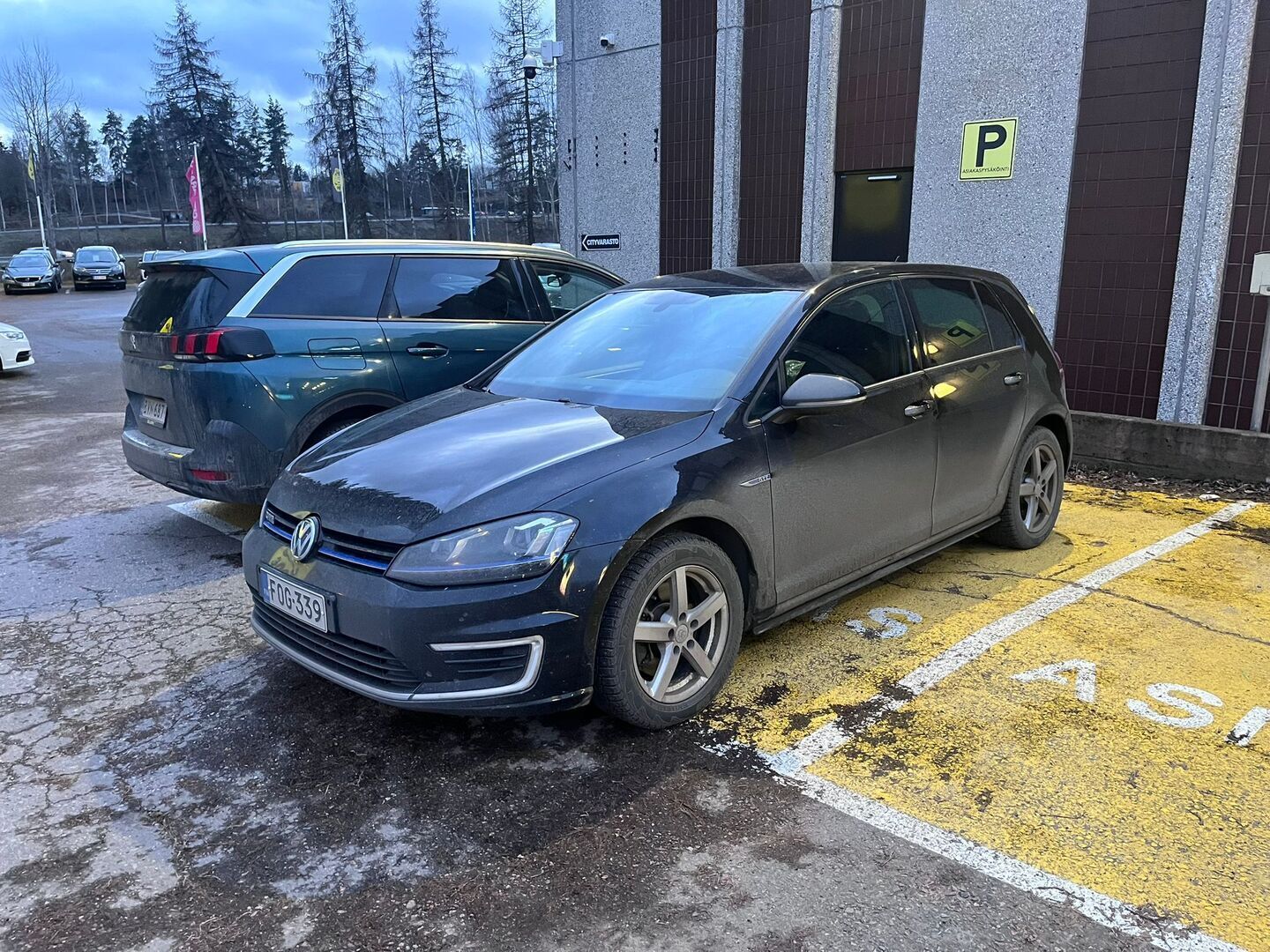 Volkswagen Golf 2015 ** Tutakt/ Vakkari/ Nahat/ auto ilmastointi - *YritysOutlet - Myydään vain yrityksille*