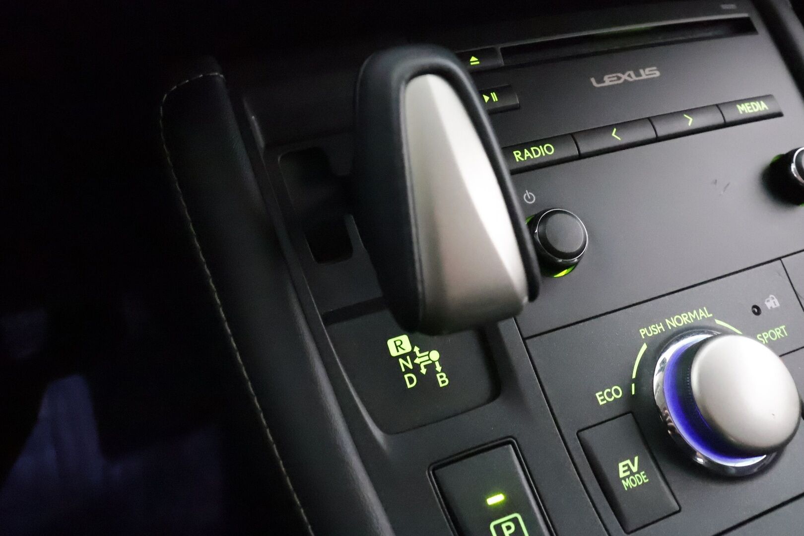 Lexus CT 2016 200h Hybrid A F Sport - | LED | P.kamera | Nahka-alcantara | Navi | Bluetooth | Lohko+sisähaara | Vakkari | Keyless | Penkinlämmittimet | Aut. ilmastointi | 2x renkaat aluin | 