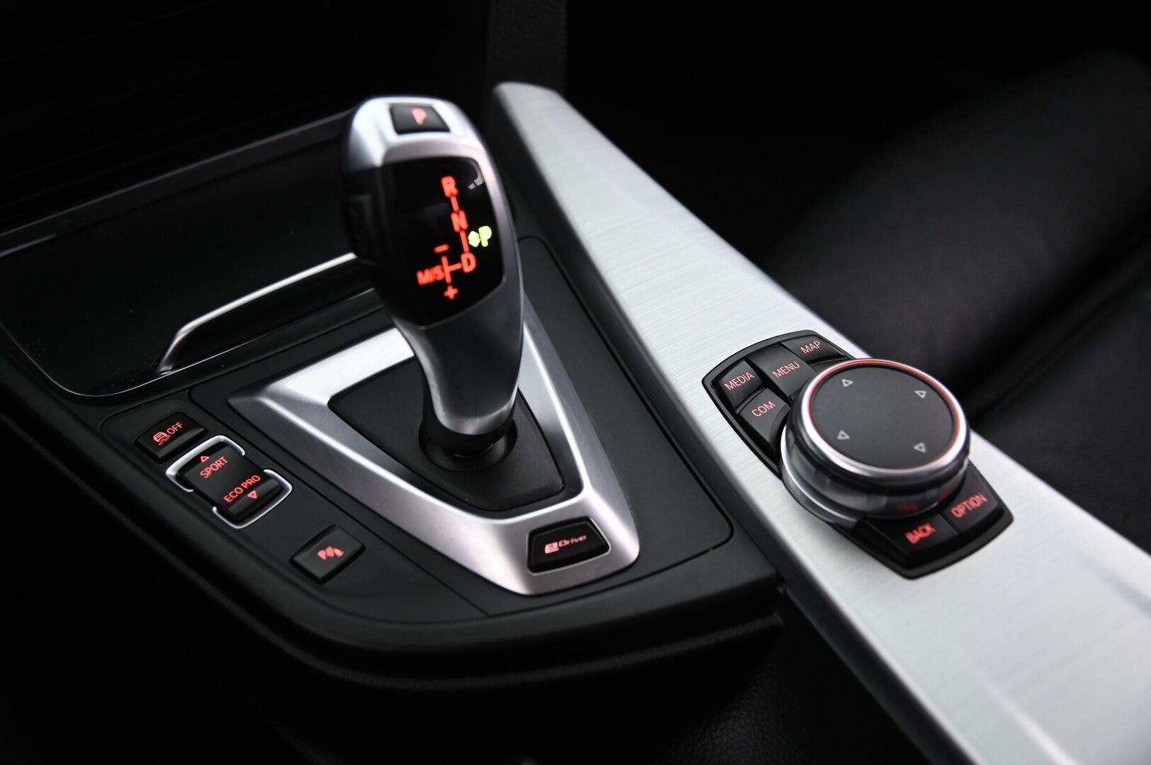 BMW 330 2017 F30 Sedan 330e A Sport Line*ACC / M-Sport ratti / Hifit / Proff.navi* - *comfort access / Muistinahat / Juuri huollettu & katsastettu* - HULLUT VÄLIPÄIVÄT KORKOTARJOUS 2,49%