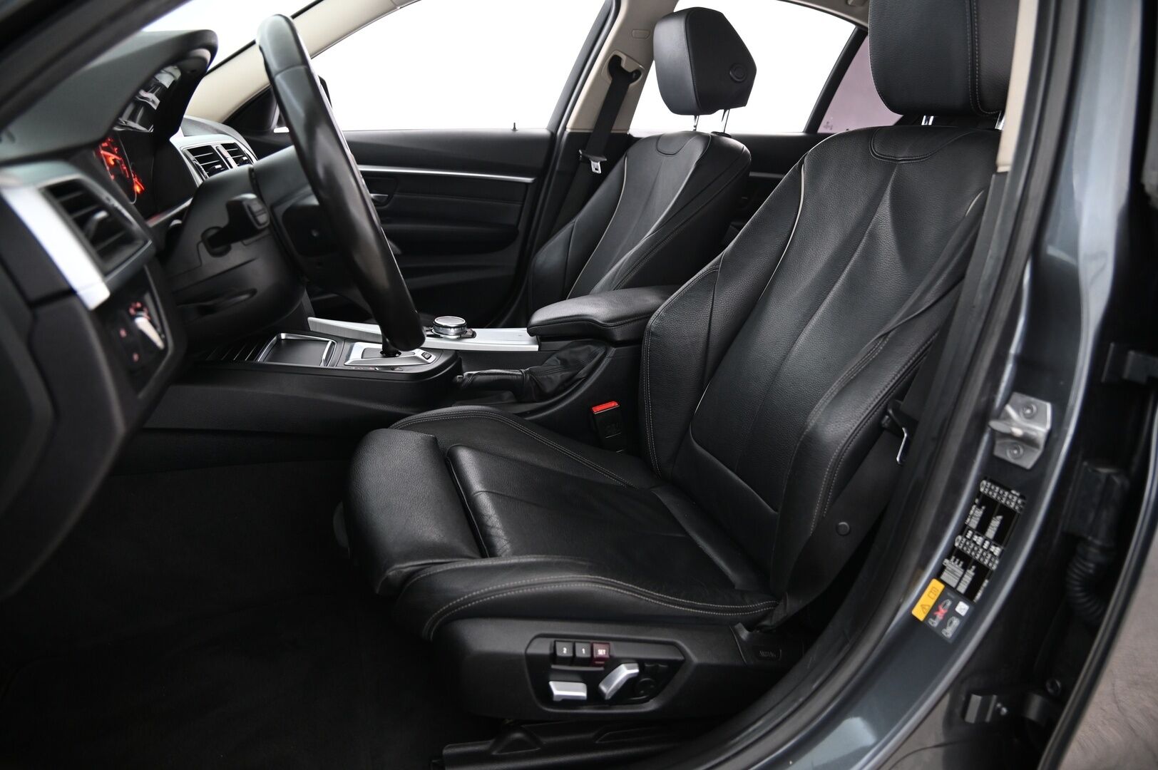 BMW 330 2017 F30 Sedan 330e A Sport Line*ACC / M-Sport ratti / Hifit / Proff.navi* - *comfort access / Muistinahat / Juuri huollettu & katsastettu* - HULLUT VÄLIPÄIVÄT KORKOTARJOUS 2,49%