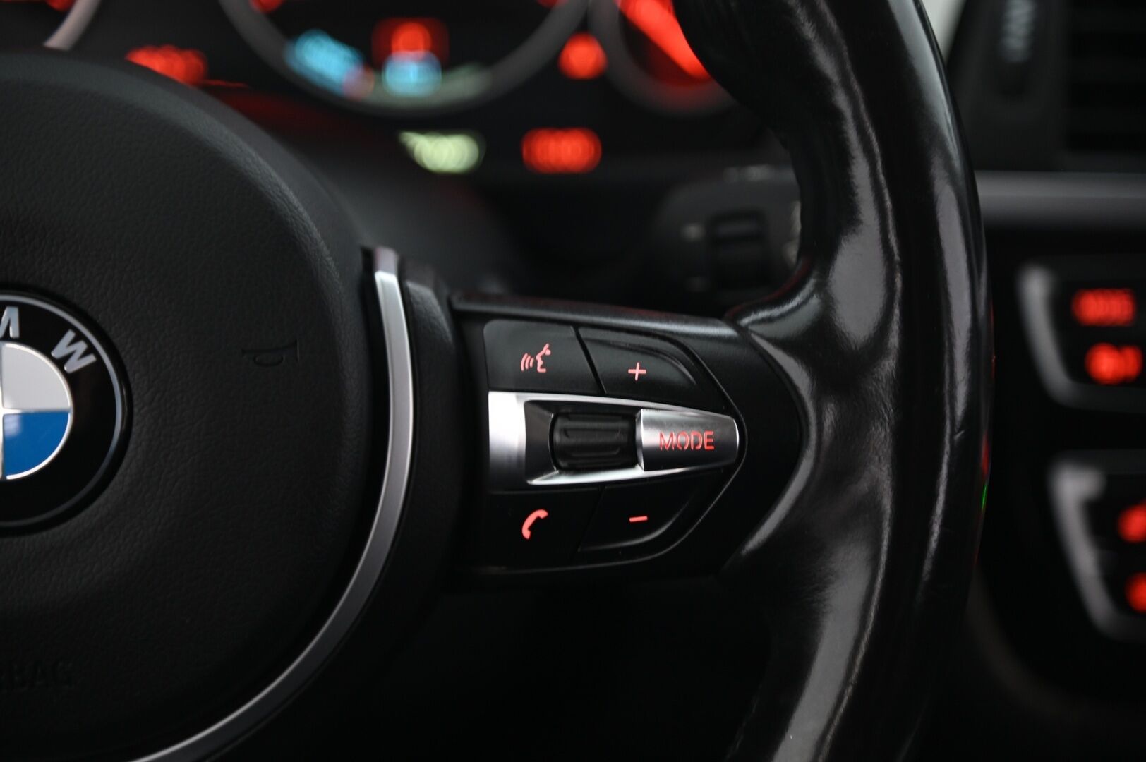 BMW 330 2017 F30 Sedan 330e A Sport Line*ACC / M-Sport ratti / Hifit / Proff.navi* - *comfort access / Muistinahat / Juuri huollettu & katsastettu* - HULLUT VÄLIPÄIVÄT KORKOTARJOUS 2,49%