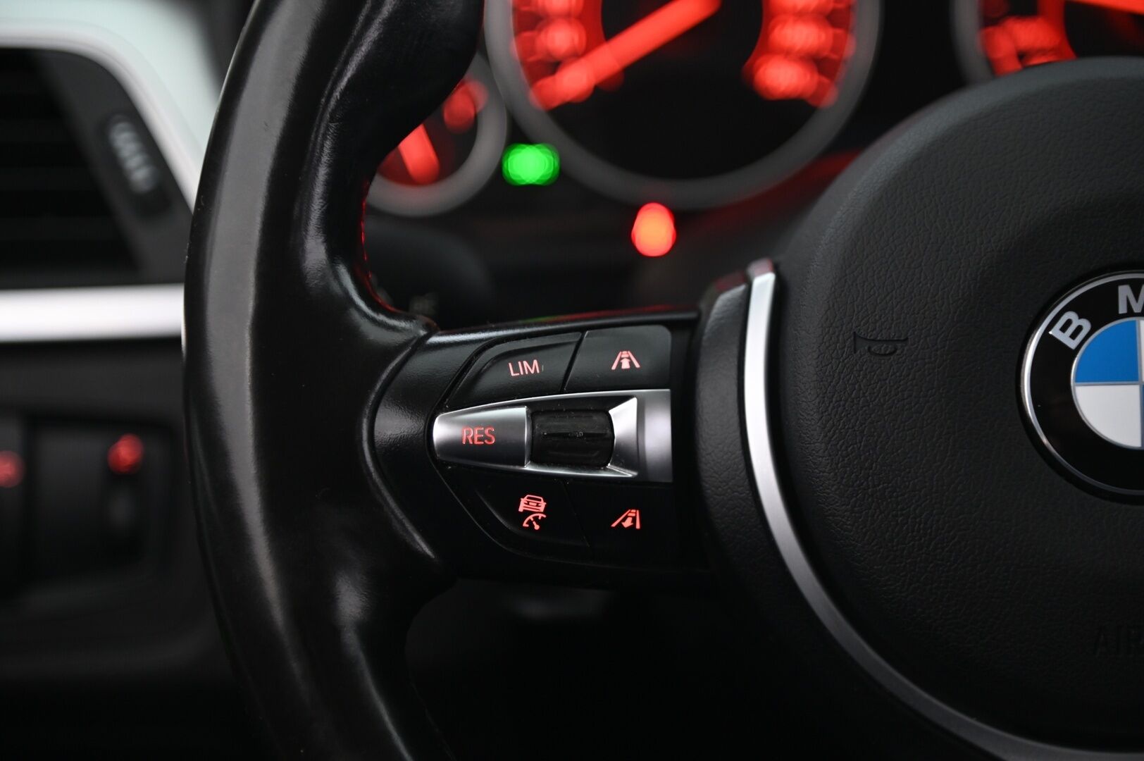 BMW 330 2017 F30 Sedan 330e A Sport Line*ACC / M-Sport ratti / Hifit / Proff.navi* - *comfort access / Muistinahat / Juuri huollettu & katsastettu* - HULLUT VÄLIPÄIVÄT KORKOTARJOUS 2,49%