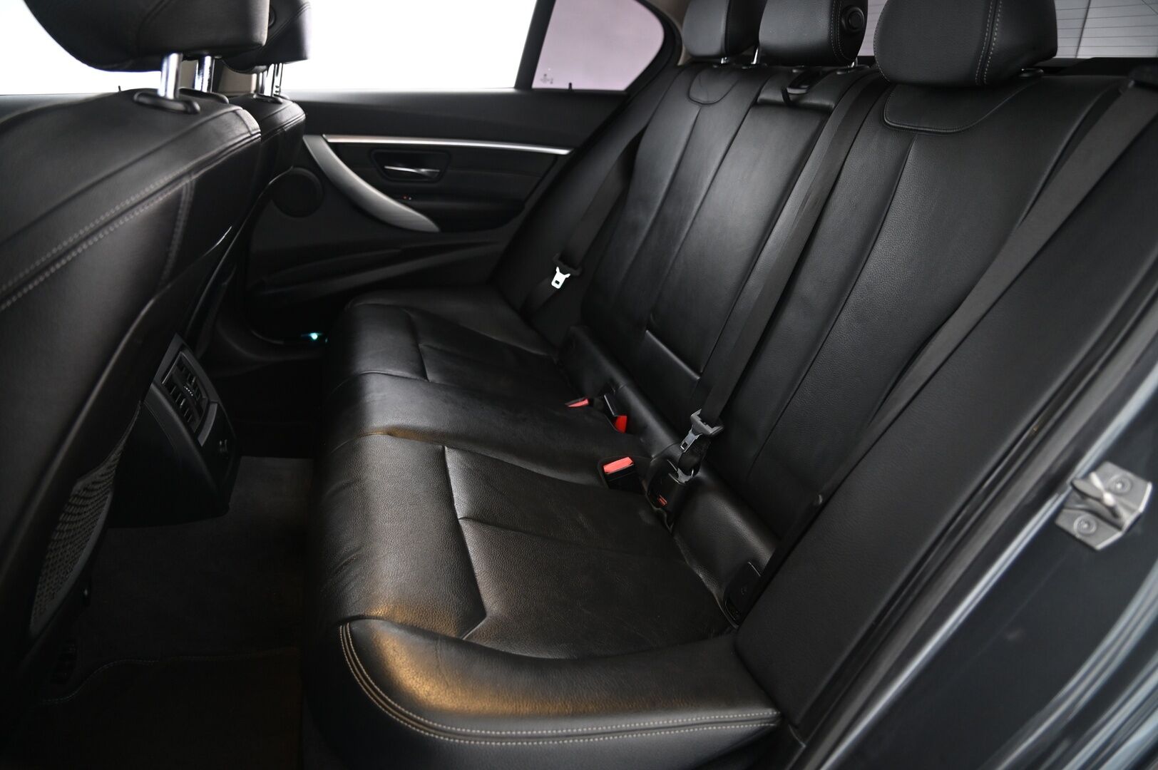 BMW 330 2017 F30 Sedan 330e A Sport Line*ACC / M-Sport ratti / Hifit / Proff.navi* - *comfort access / Muistinahat / Juuri huollettu & katsastettu* - HULLUT VÄLIPÄIVÄT KORKOTARJOUS 2,49%