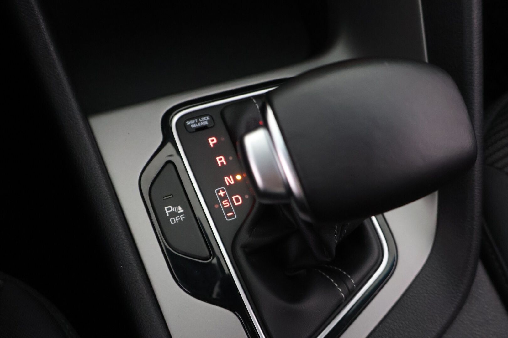 Kia Niro 2018 Kia Niro 1,6 GDI Hybrid LX DCT* / Acc / Lohko sisäpistokkeella /Ratinlämmitin/ Lane assist/ - Kahdet renkaat aluvanteilla / Bluetooth / Hyvin huollettu