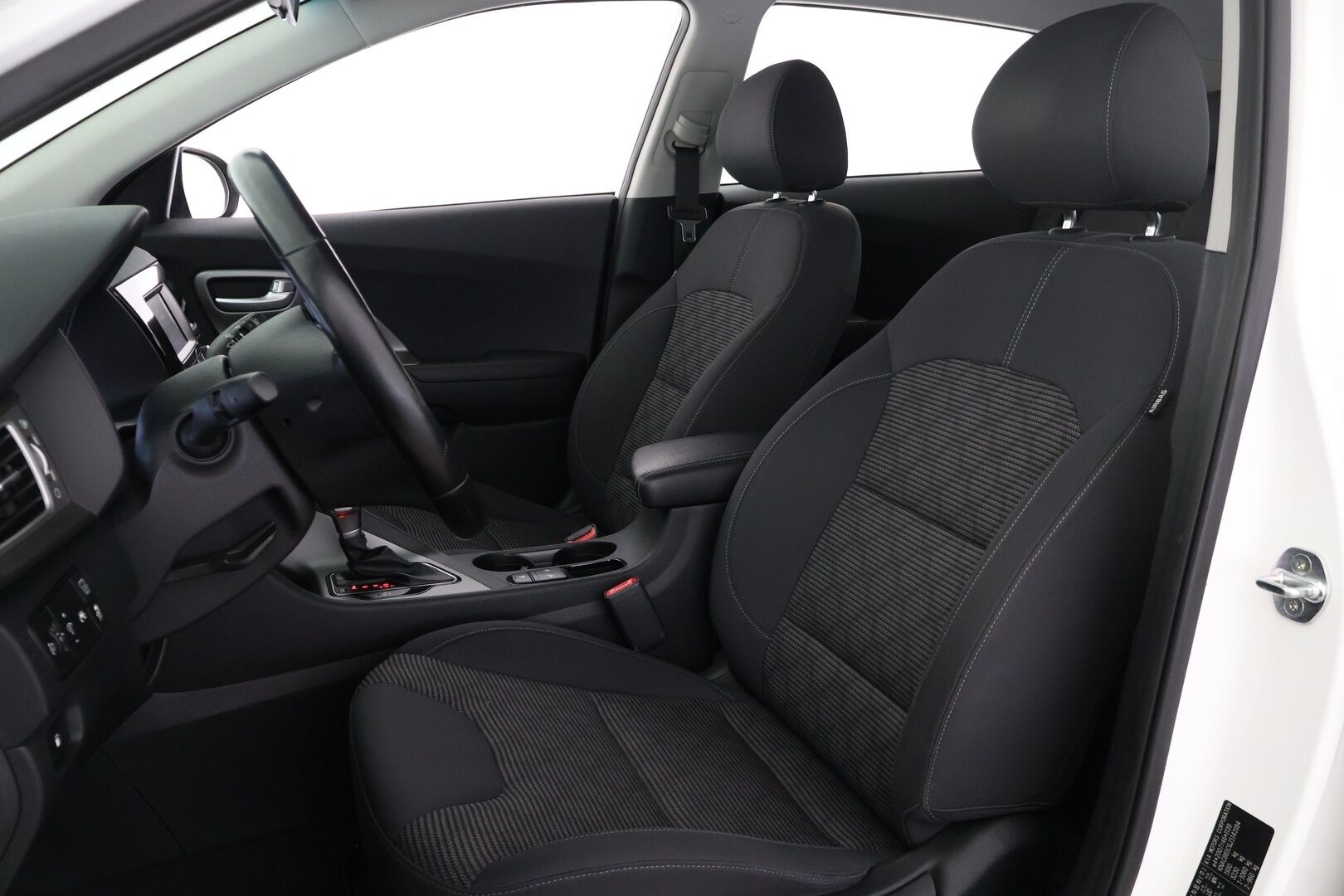 Kia Niro 2018 Kia Niro 1,6 GDI Hybrid LX DCT* / Acc / Lohko sisäpistokkeella /Ratinlämmitin/ Lane assist/ - Kahdet renkaat aluvanteilla / Bluetooth / Hyvin huollettu