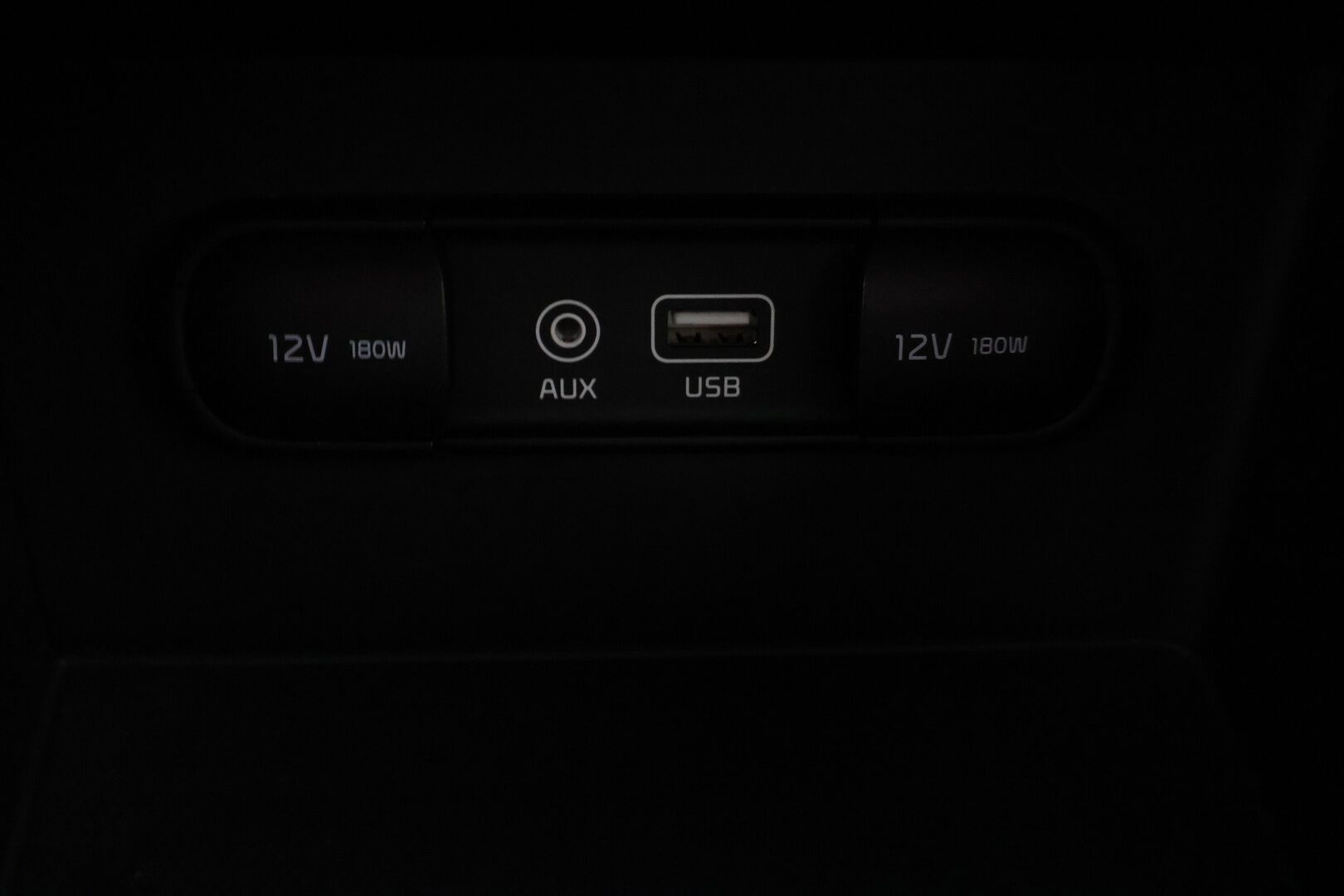 Kia Niro 2018 Kia Niro 1,6 GDI Hybrid LX DCT* / Acc / Lohko sisäpistokkeella /Ratinlämmitin/ Lane assist/ - Kahdet renkaat aluvanteilla / Bluetooth / Hyvin huollettu