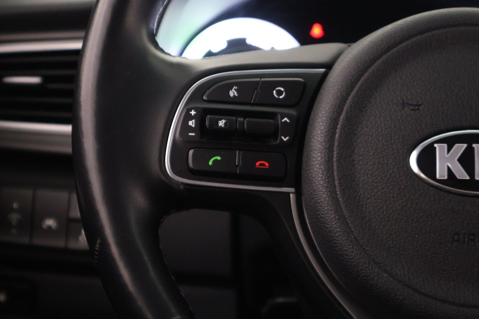 Kia Niro 2018 Kia Niro 1,6 GDI Hybrid LX DCT* / Acc / Lohko sisäpistokkeella /Ratinlämmitin/ Lane assist/ - Kahdet renkaat aluvanteilla / Bluetooth / Hyvin huollettu