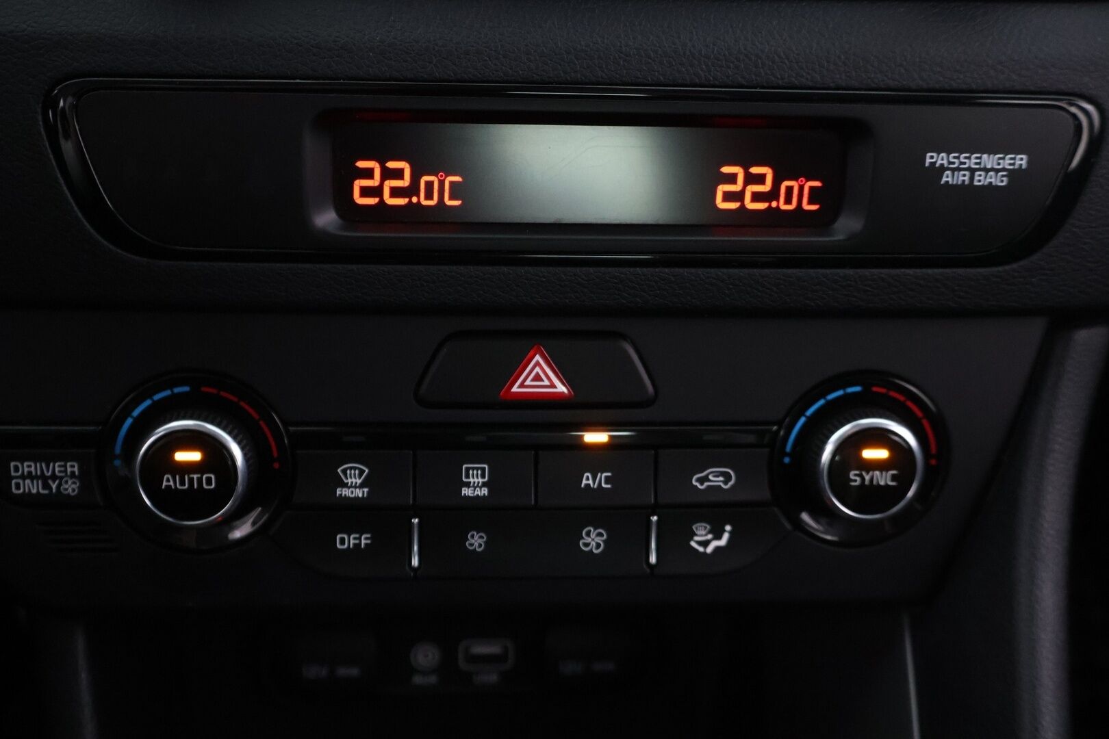 Kia Niro 2018 Kia Niro 1,6 GDI Hybrid LX DCT* / Acc / Lohko sisäpistokkeella /Ratinlämmitin/ Lane assist/ - Kahdet renkaat aluvanteilla / Bluetooth / Hyvin huollettu