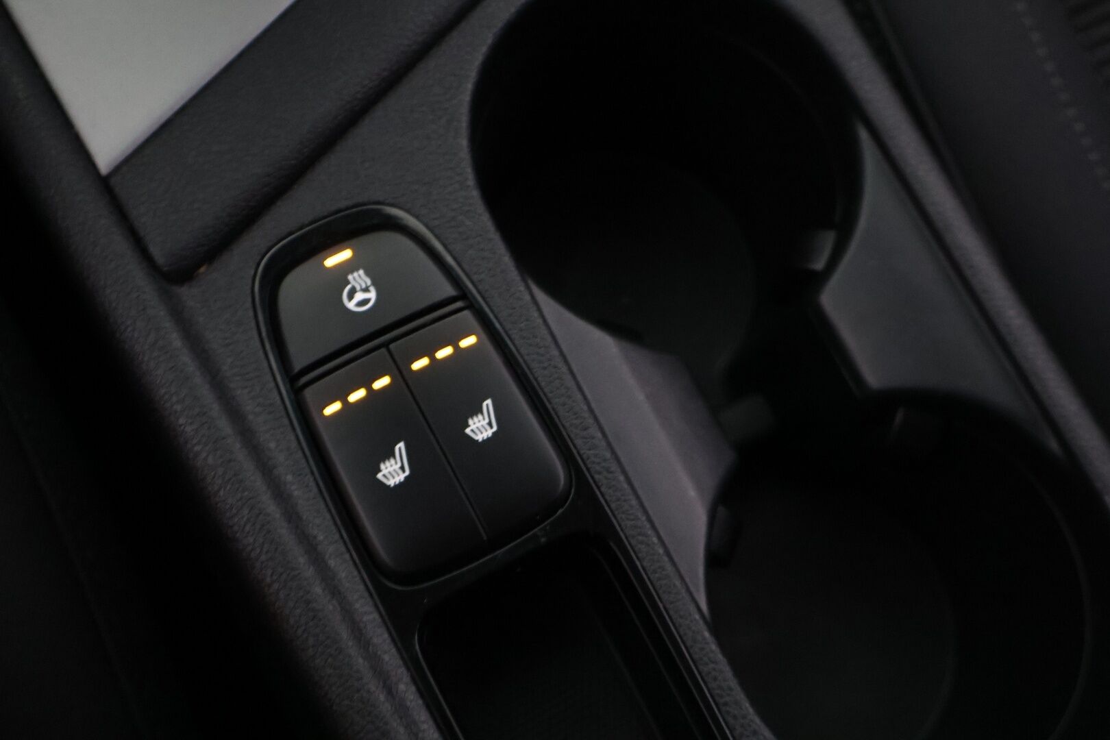 Kia Niro 2018 Kia Niro 1,6 GDI Hybrid LX DCT* / Acc / Lohko sisäpistokkeella /Ratinlämmitin/ Lane assist/ - Kahdet renkaat aluvanteilla / Bluetooth / Hyvin huollettu