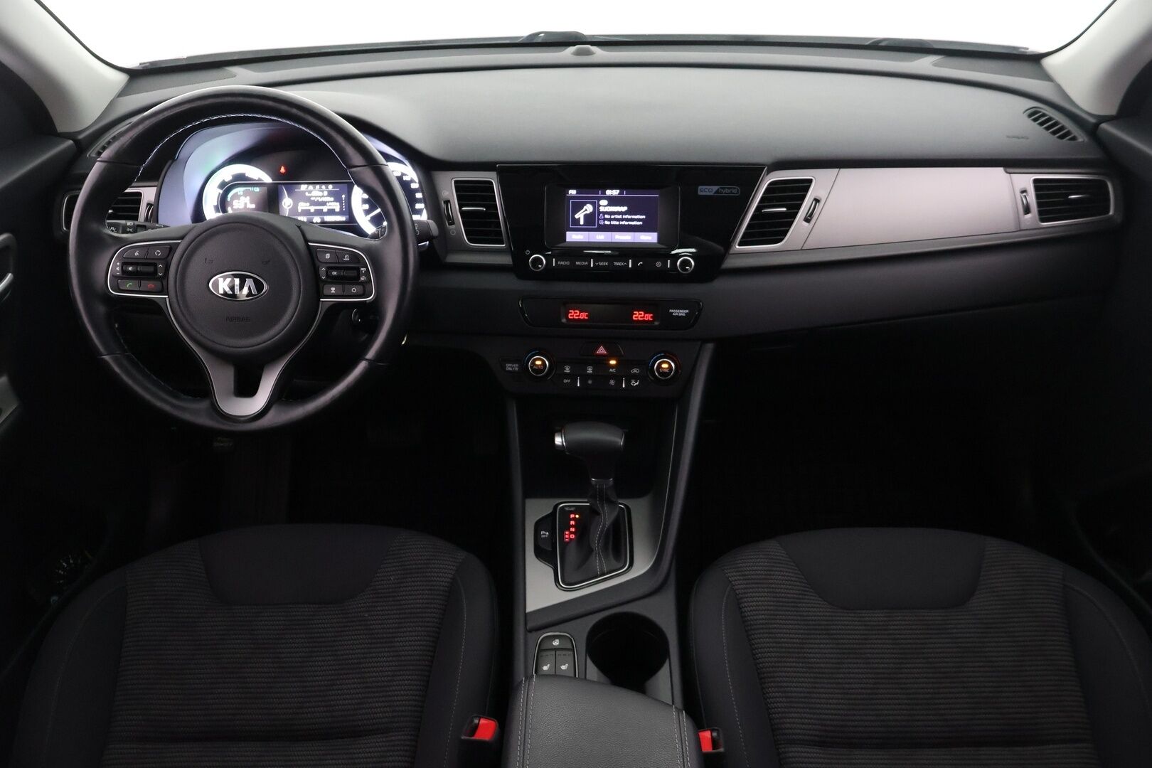 Kia Niro 2018 Kia Niro 1,6 GDI Hybrid LX DCT* / Acc / Lohko sisäpistokkeella /Ratinlämmitin/ Lane assist/ - Kahdet renkaat aluvanteilla / Bluetooth / Hyvin huollettu