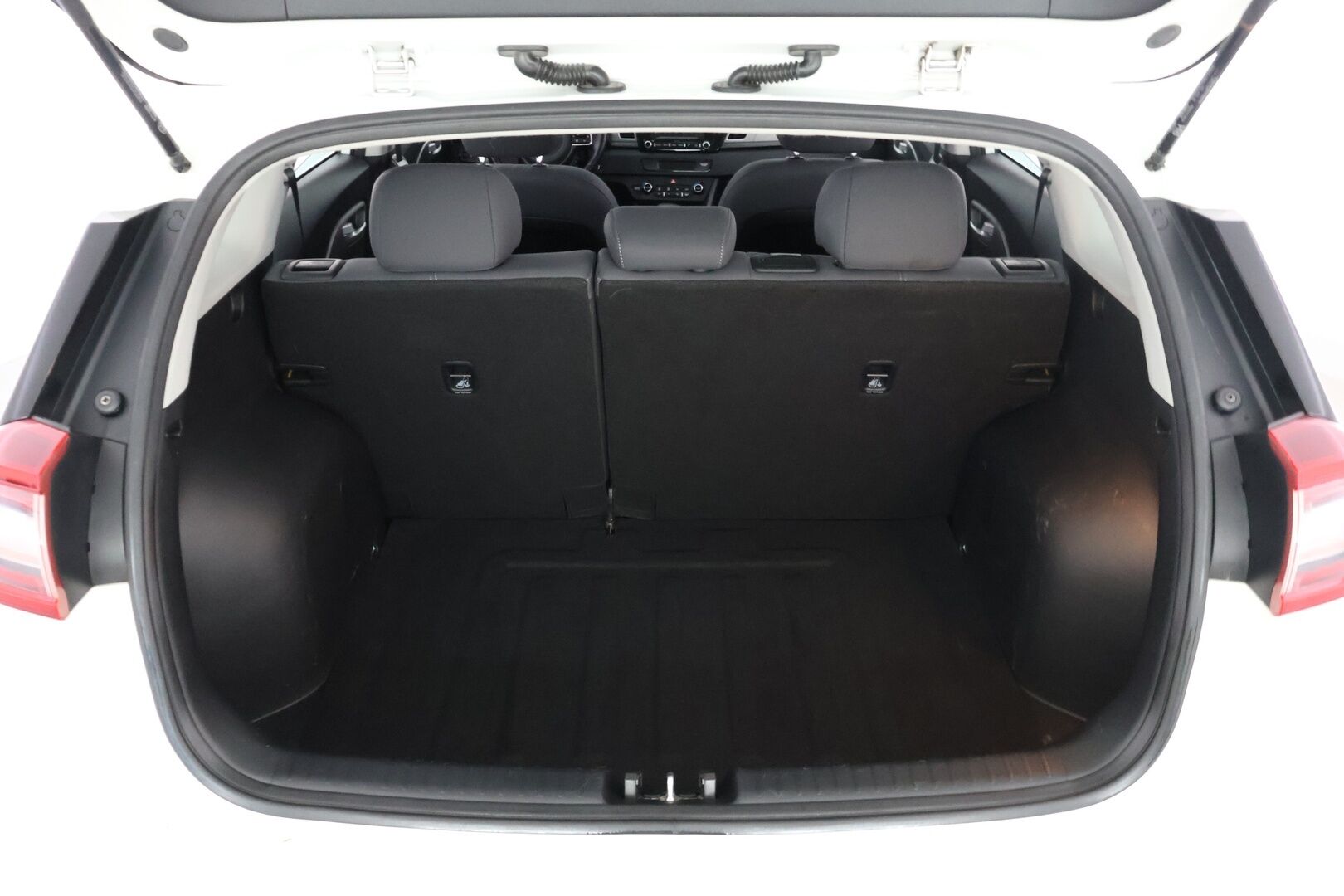 Kia Niro 2018 Kia Niro 1,6 GDI Hybrid LX DCT* / Acc / Lohko sisäpistokkeella /Ratinlämmitin/ Lane assist/ - Kahdet renkaat aluvanteilla / Bluetooth / Hyvin huollettu