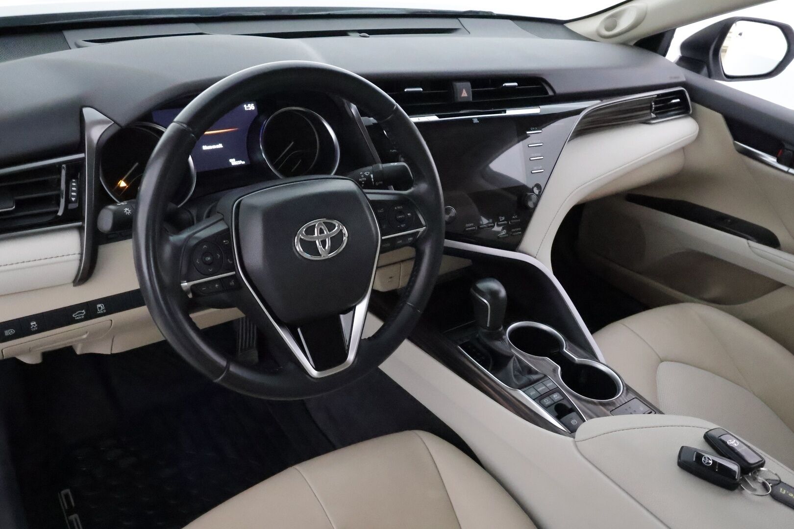 Toyota Camry 2020 2,5 Hybrid Premium **Webasto / HUD / ACC / JBL / LED / P.kamera / Nahkaverhoilu / Kaistavahti / Navi / KeylessGO - Huippu varusteet! / Kahdet Renkaat Toyotan alumiinivantein! / Suomi-auto