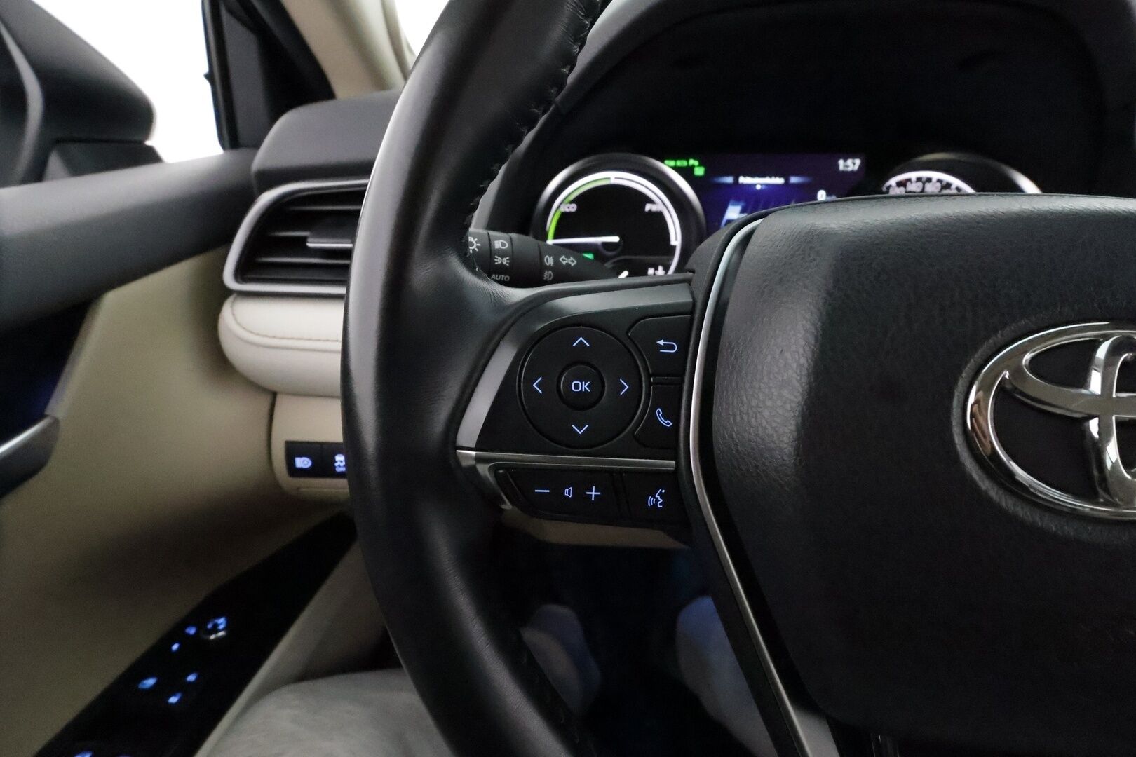 Toyota Camry 2020 2,5 Hybrid Premium **Webasto / HUD / ACC / JBL / LED / P.kamera / Nahkaverhoilu / Kaistavahti / Navi / KeylessGO - Huippu varusteet! / Kahdet Renkaat Toyotan alumiinivantein! / Suomi-auto